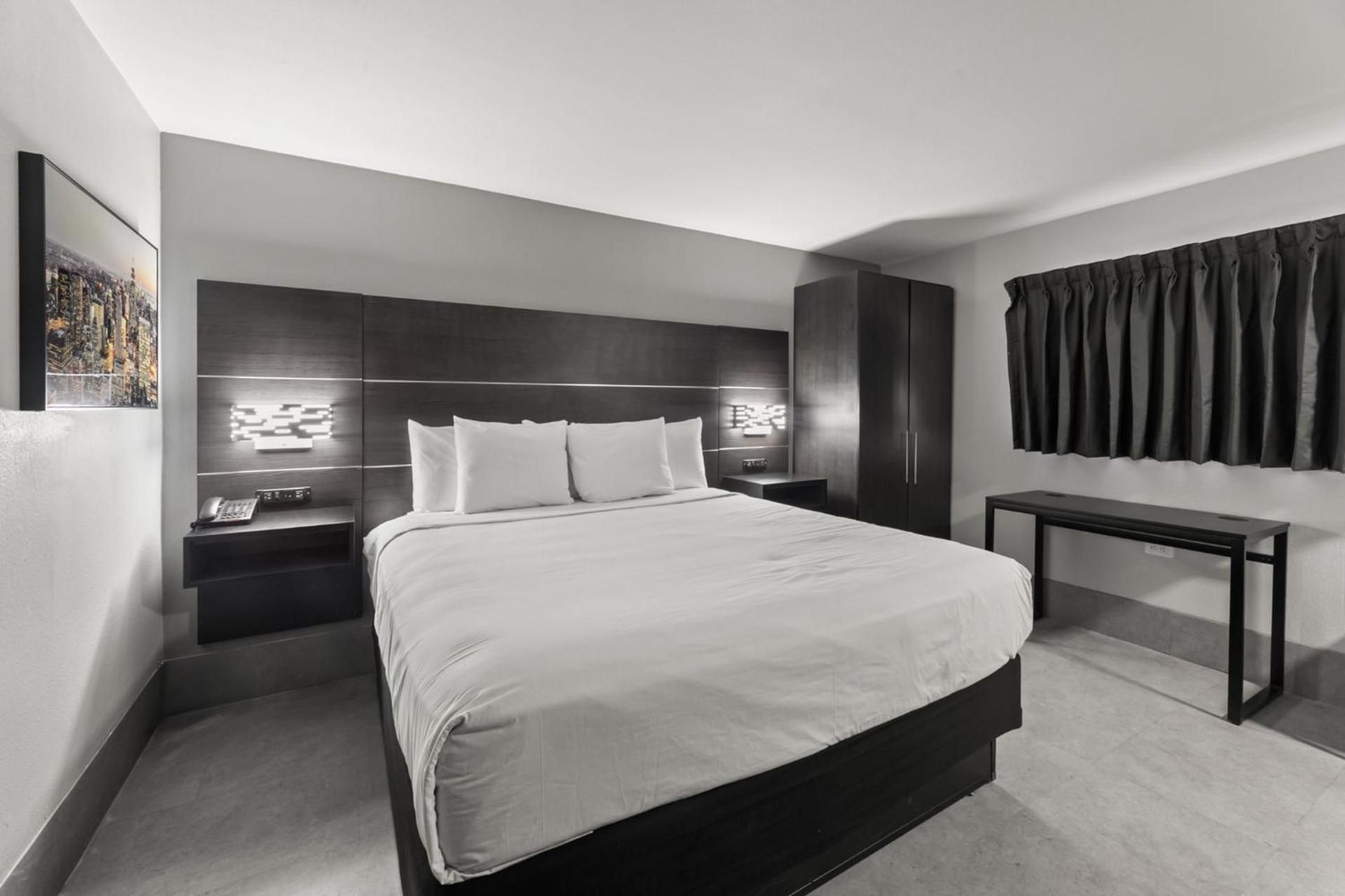 1 Queen Bed