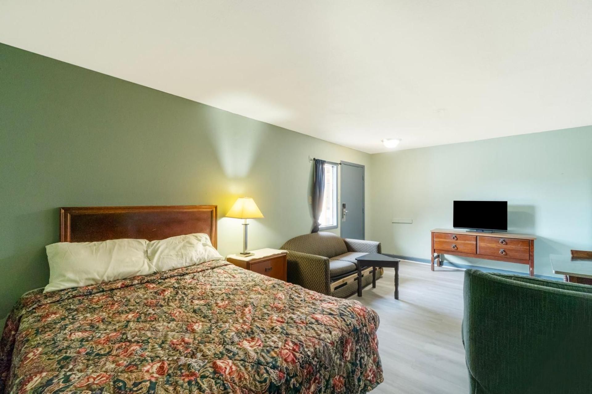 King Bed with Kitchenette Non-Smoking