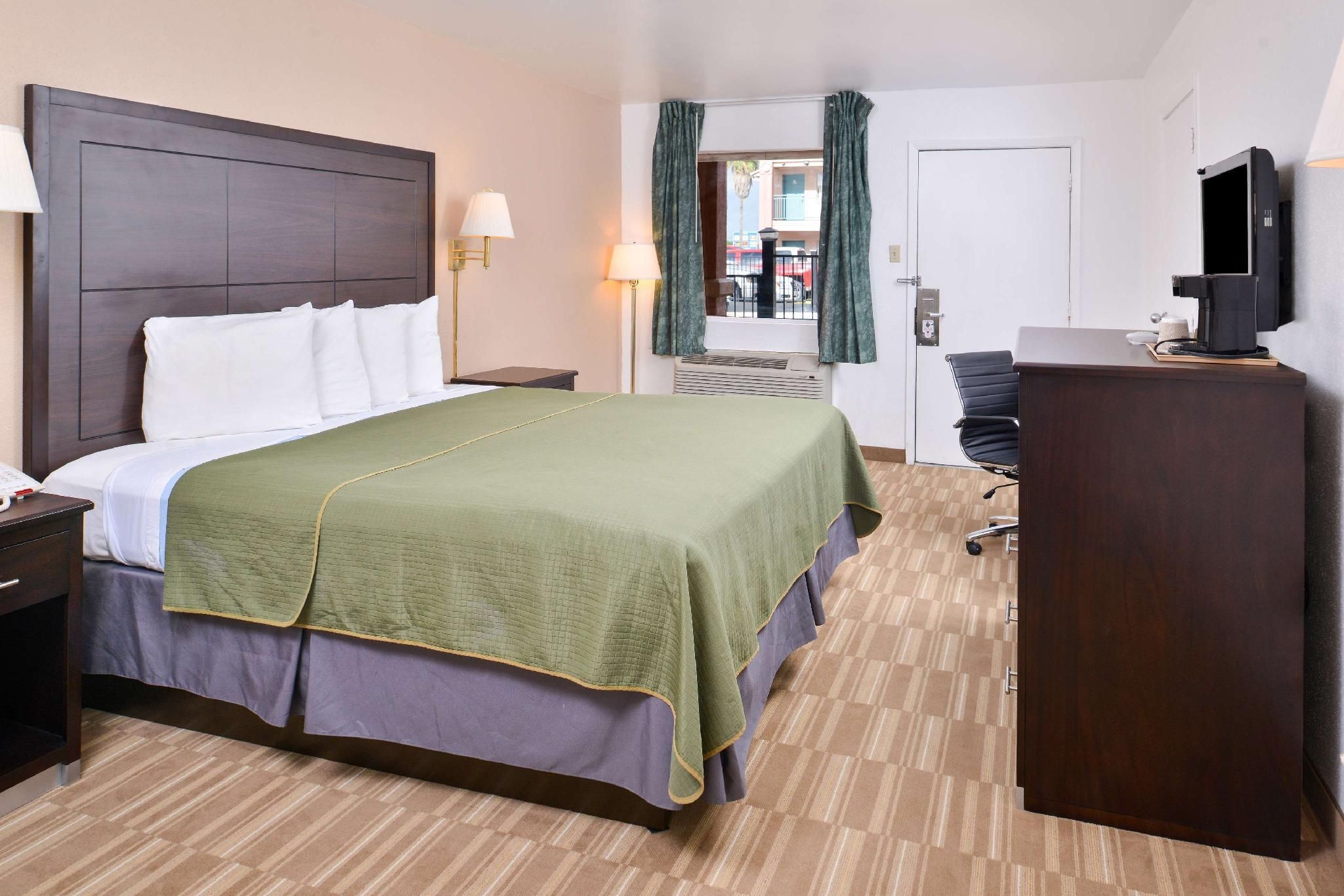 1 King Bed Non-Smoking