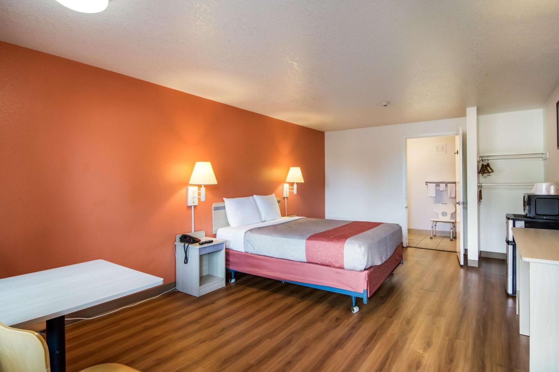 Queen Room - Disability Access - Non-Smoking