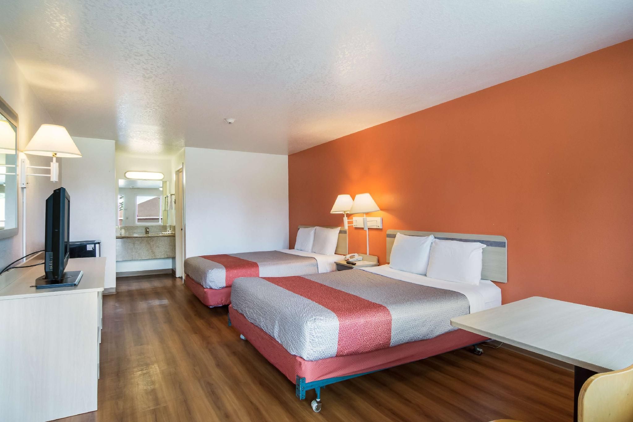 4 Queen Beds | Non-Smoking