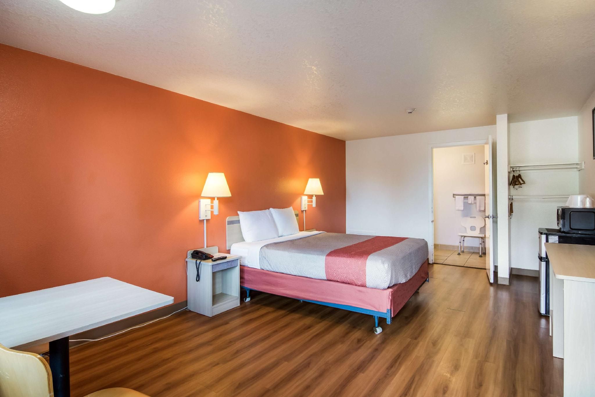 1 Queen Bed | Mobility Accessible Tub Nsmk