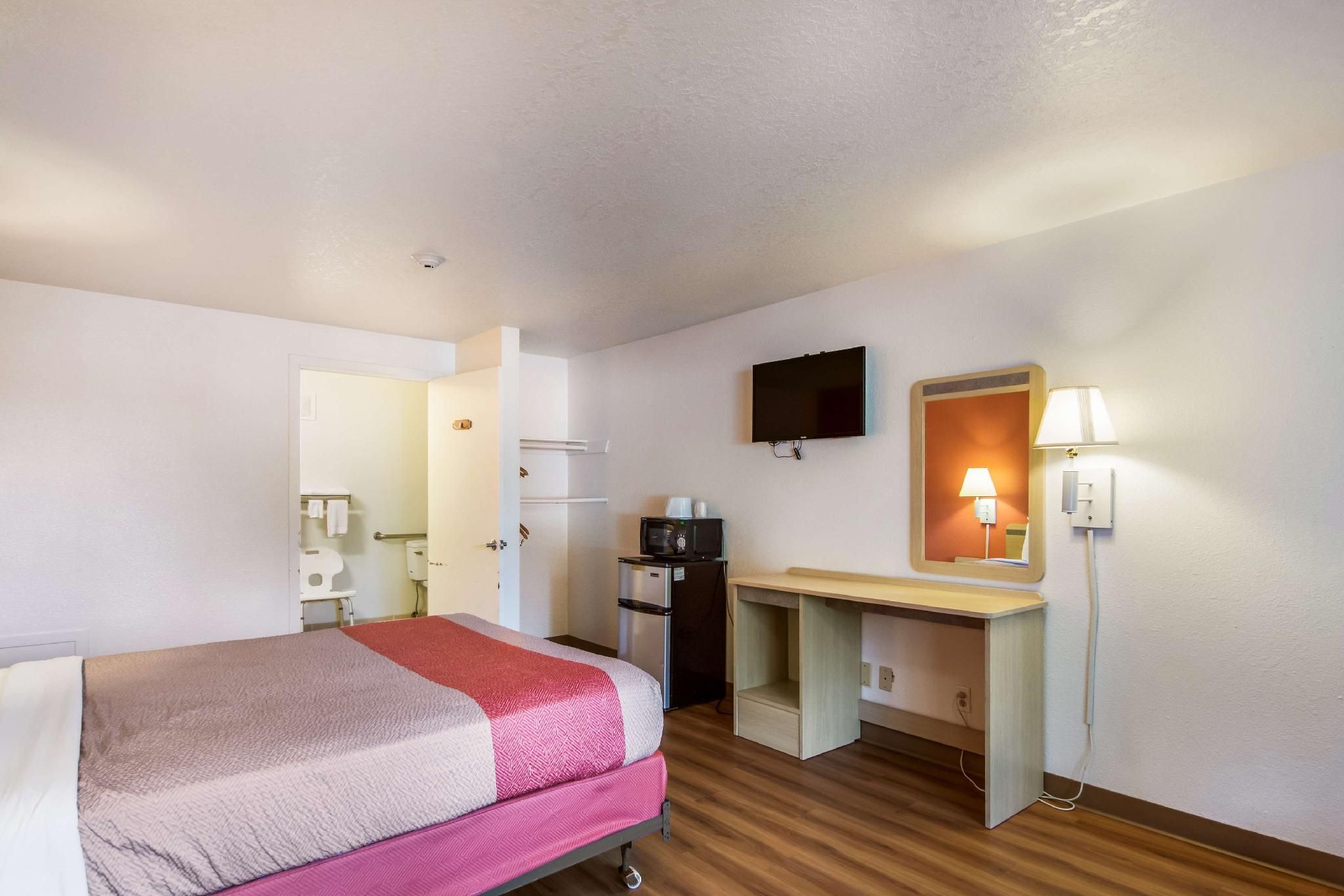 1 QUEEN BED | SMOKING