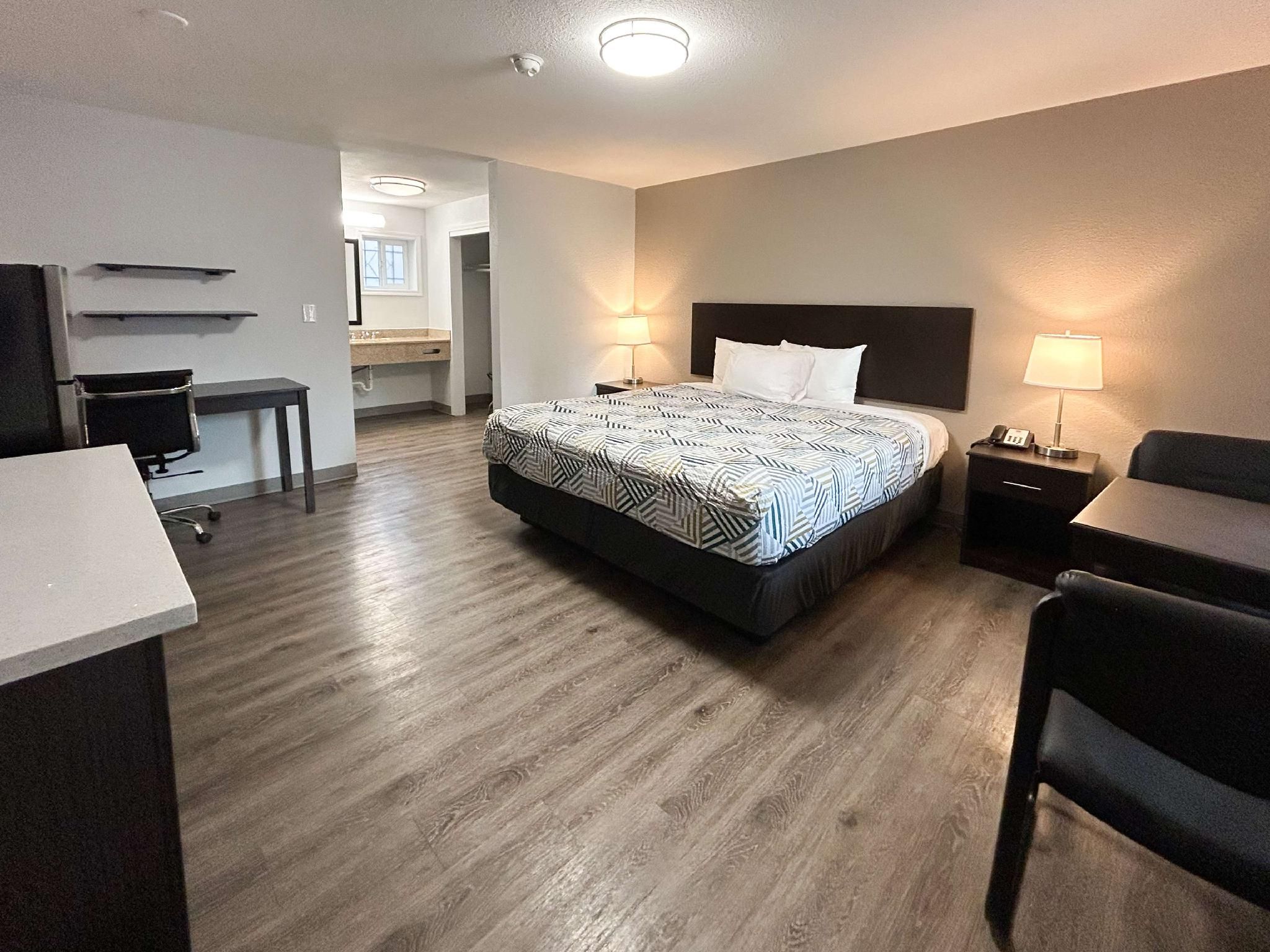 1 King Bed | Suite, Non-Smoking, Micfridge