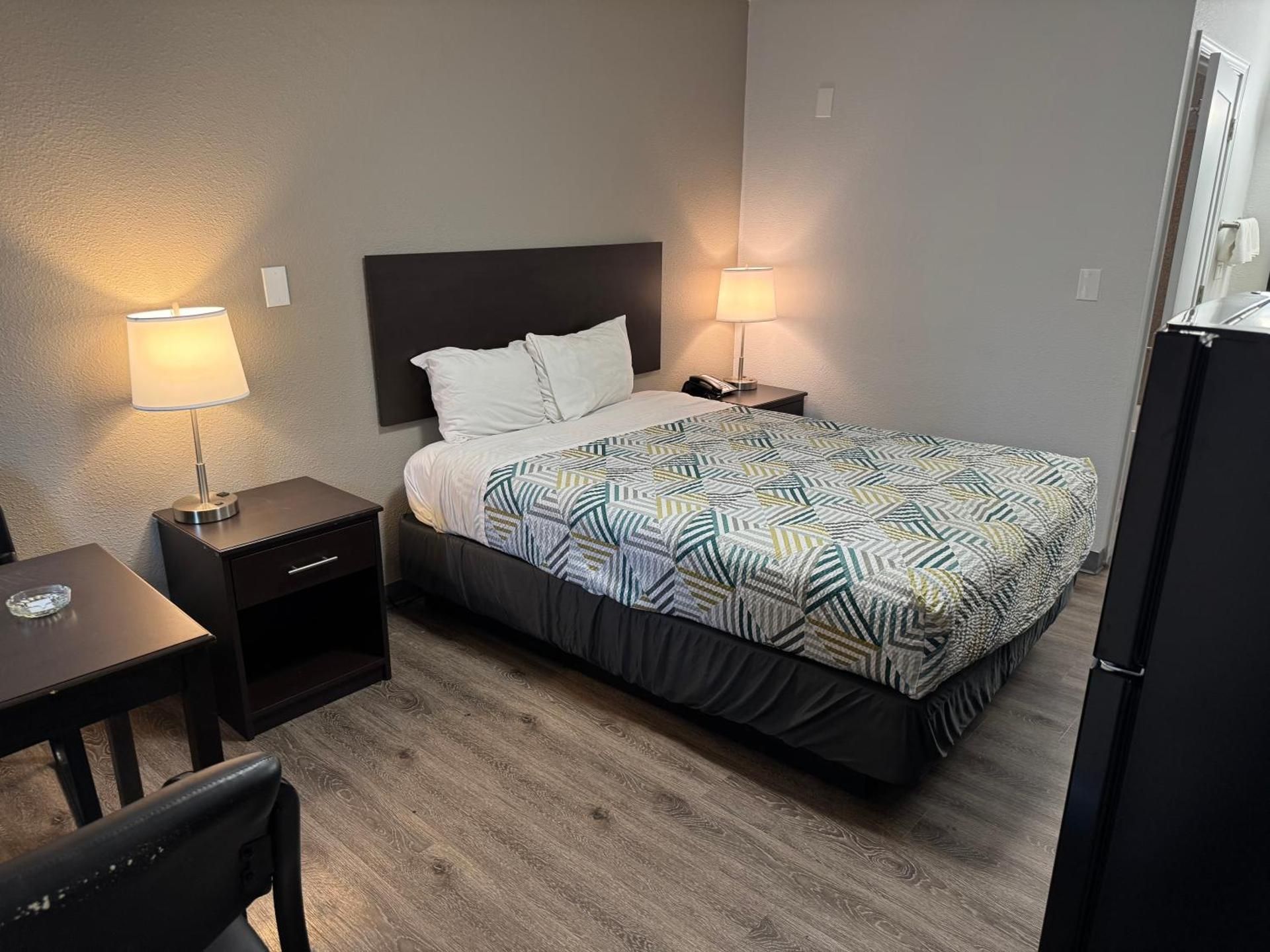 Queen Room - Disability Access - Smoking