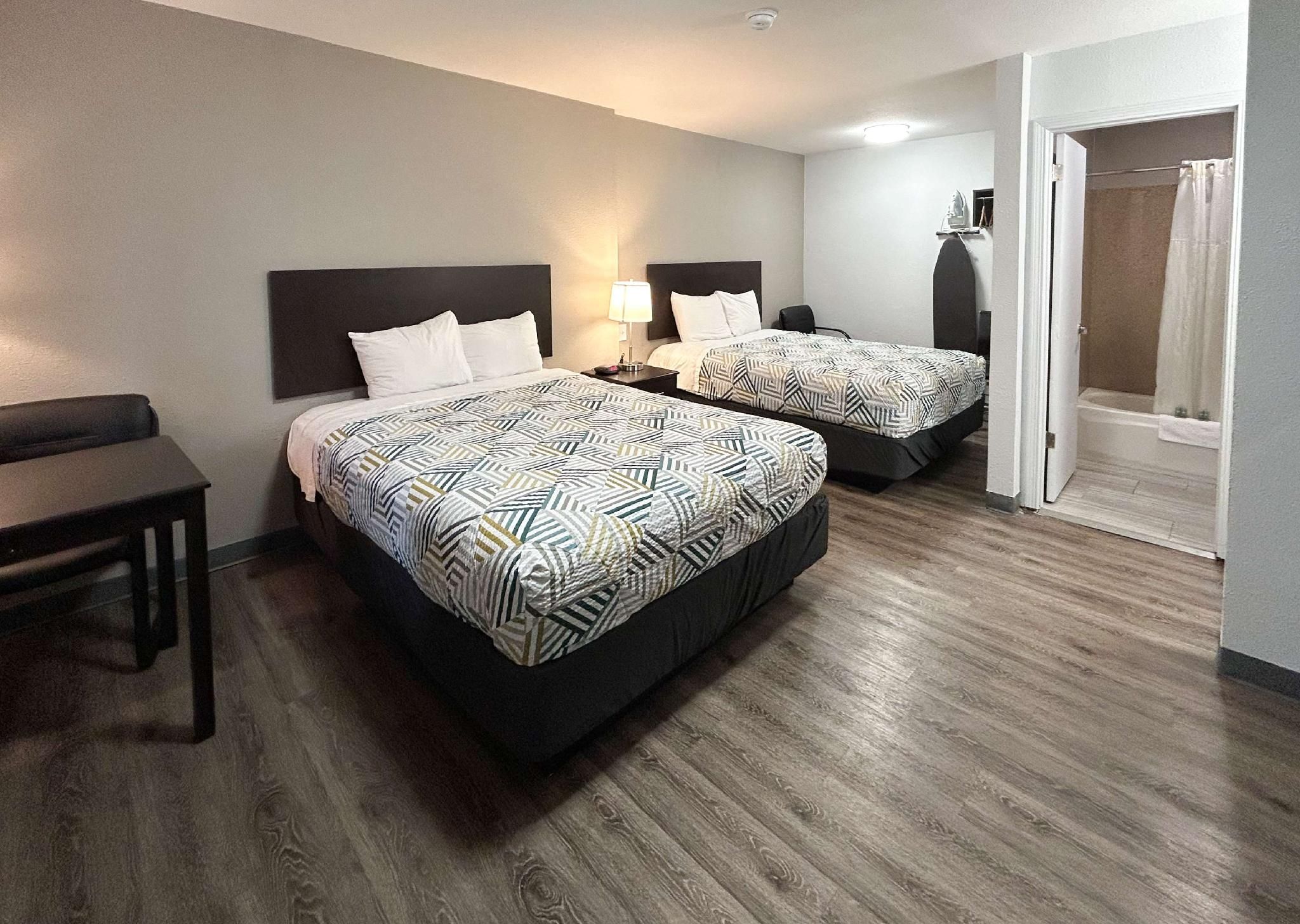2 QUEEN BEDS | MOBIL ACCESS TUB SMK MICFRIDG