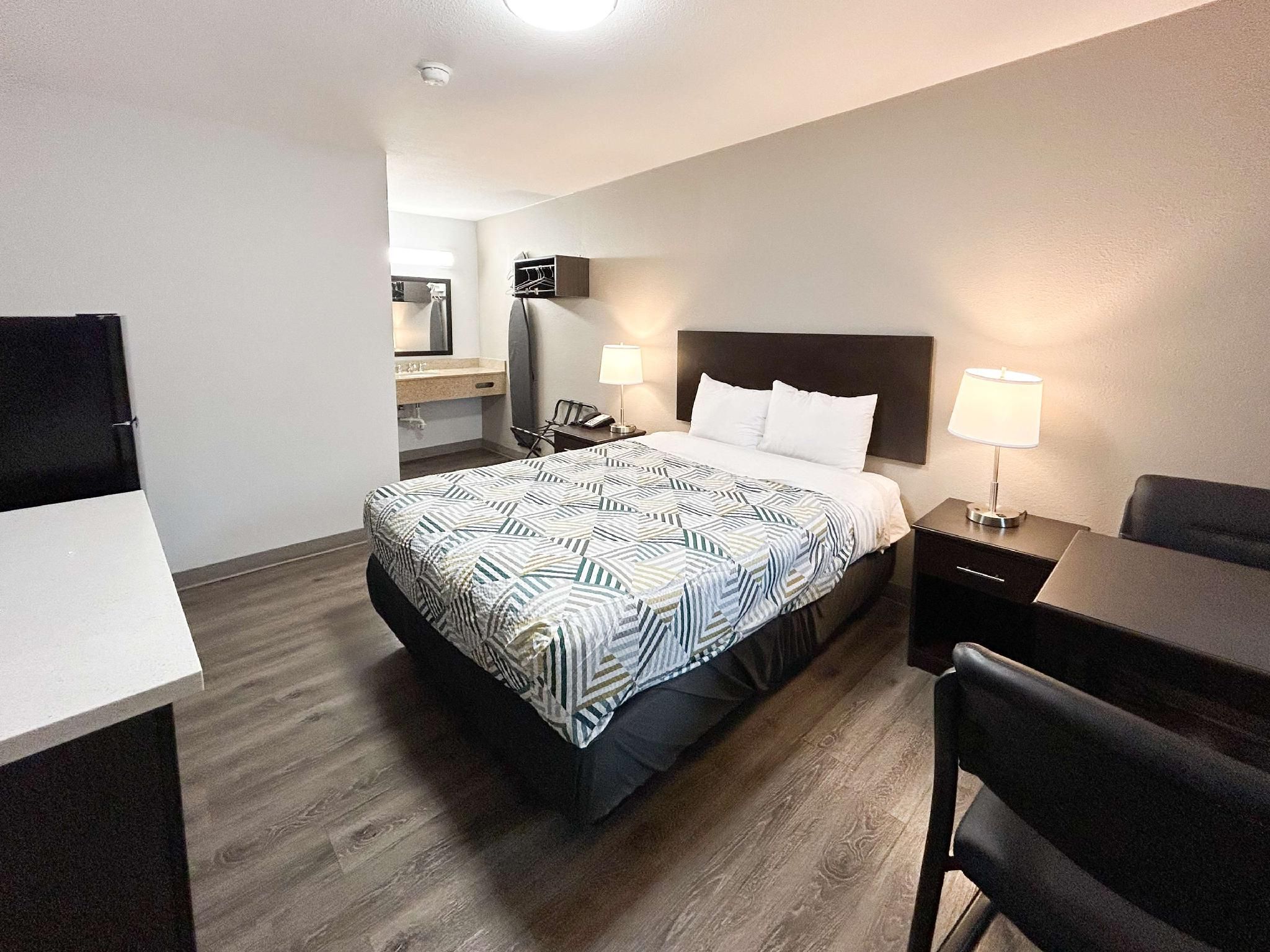 1 Queen Bed | Suite, Non-Smoking, Micfridge