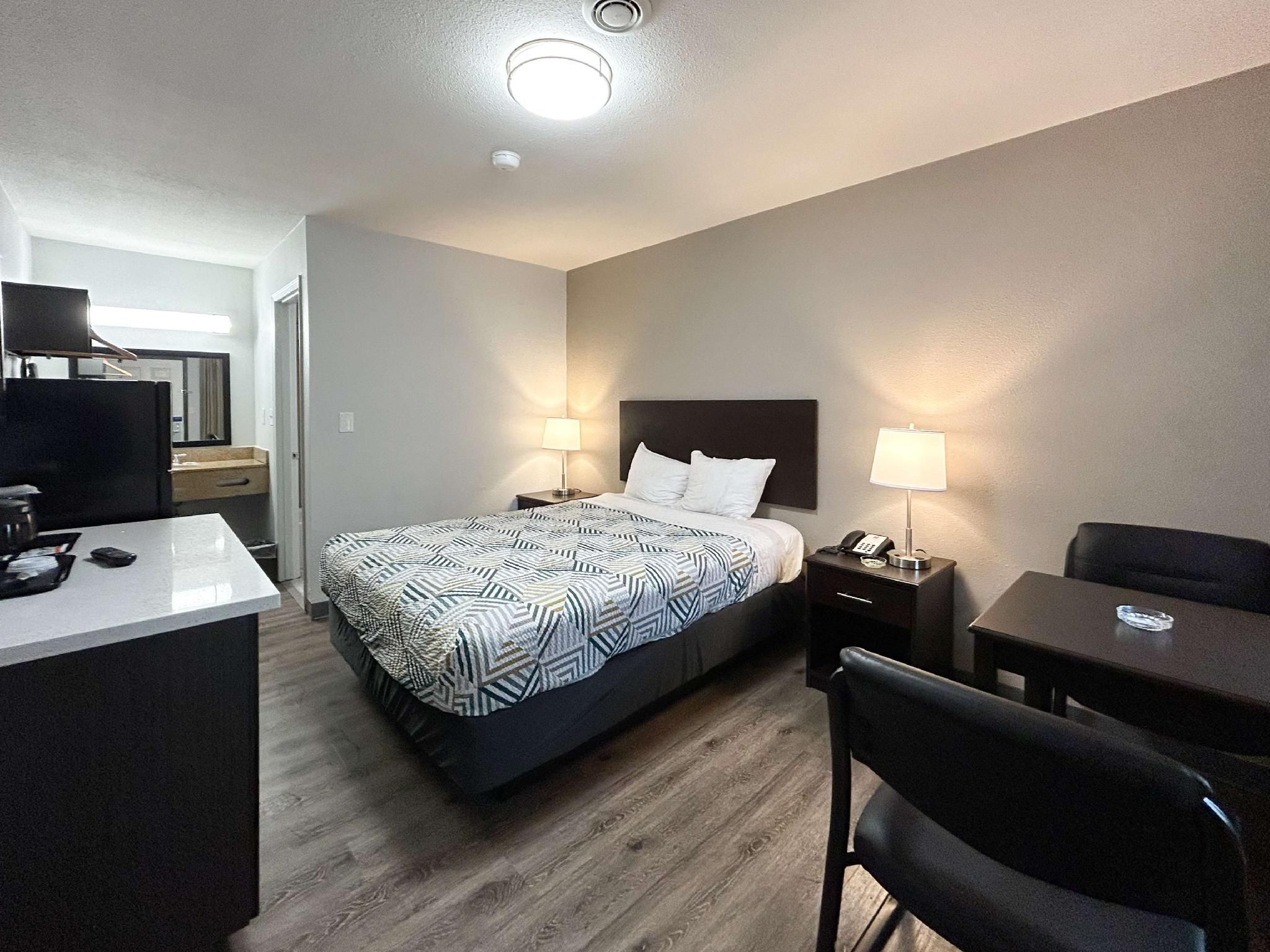 1 Queen Bed | Suite, Non-Smoking, Micfridge