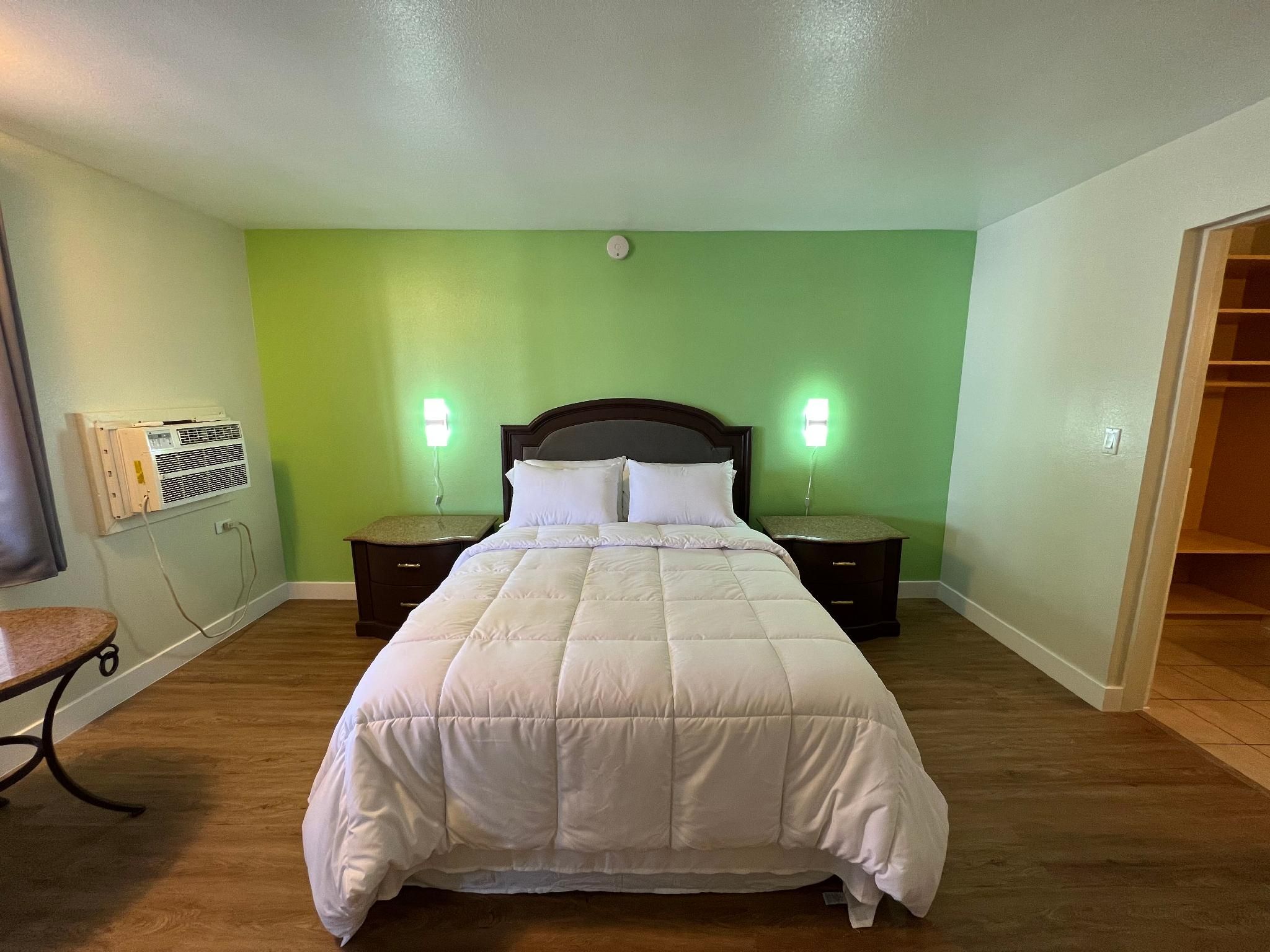 Queen Room - Non-Smoking