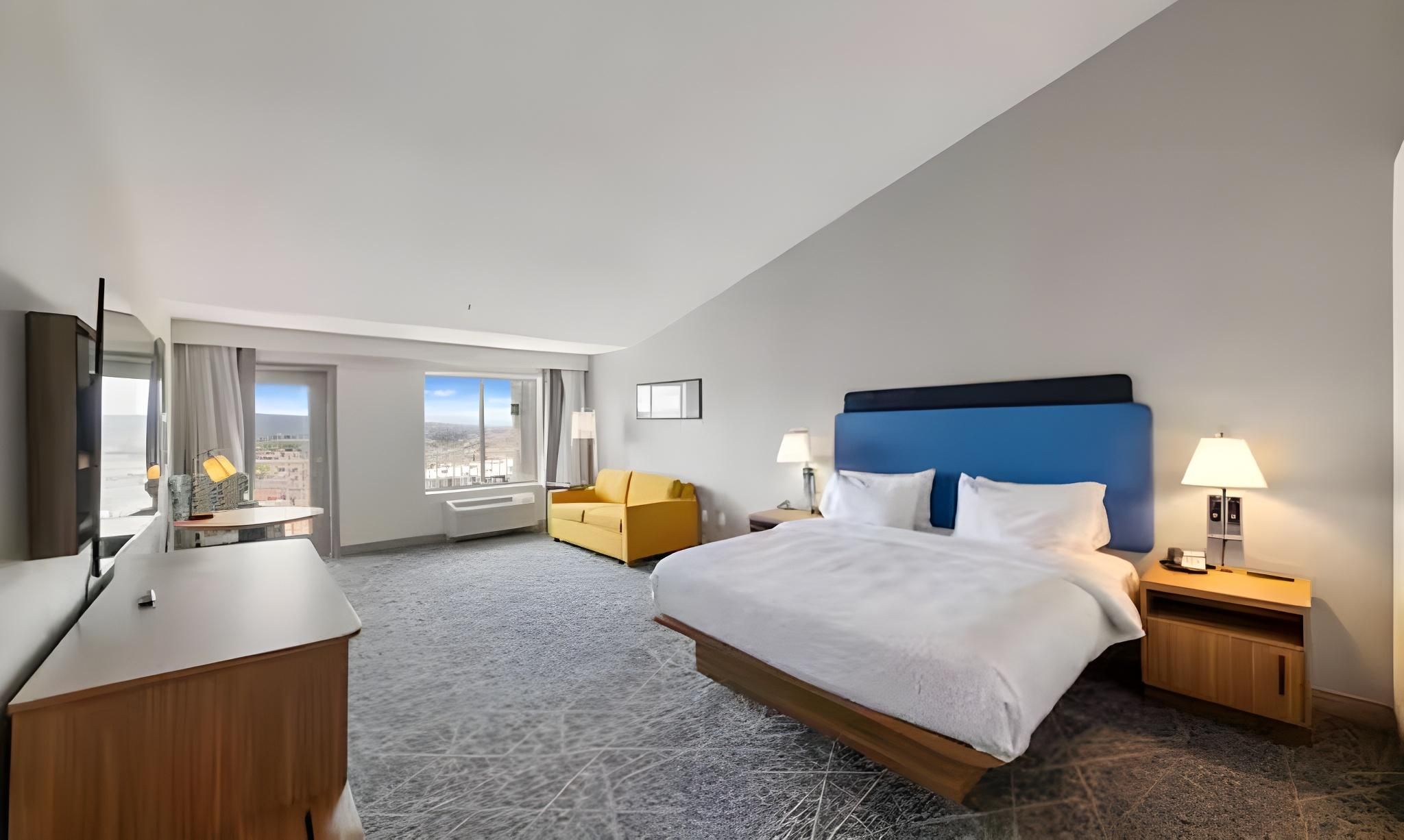 1 King Bed 1 Bedroom Suite W/ Balcony