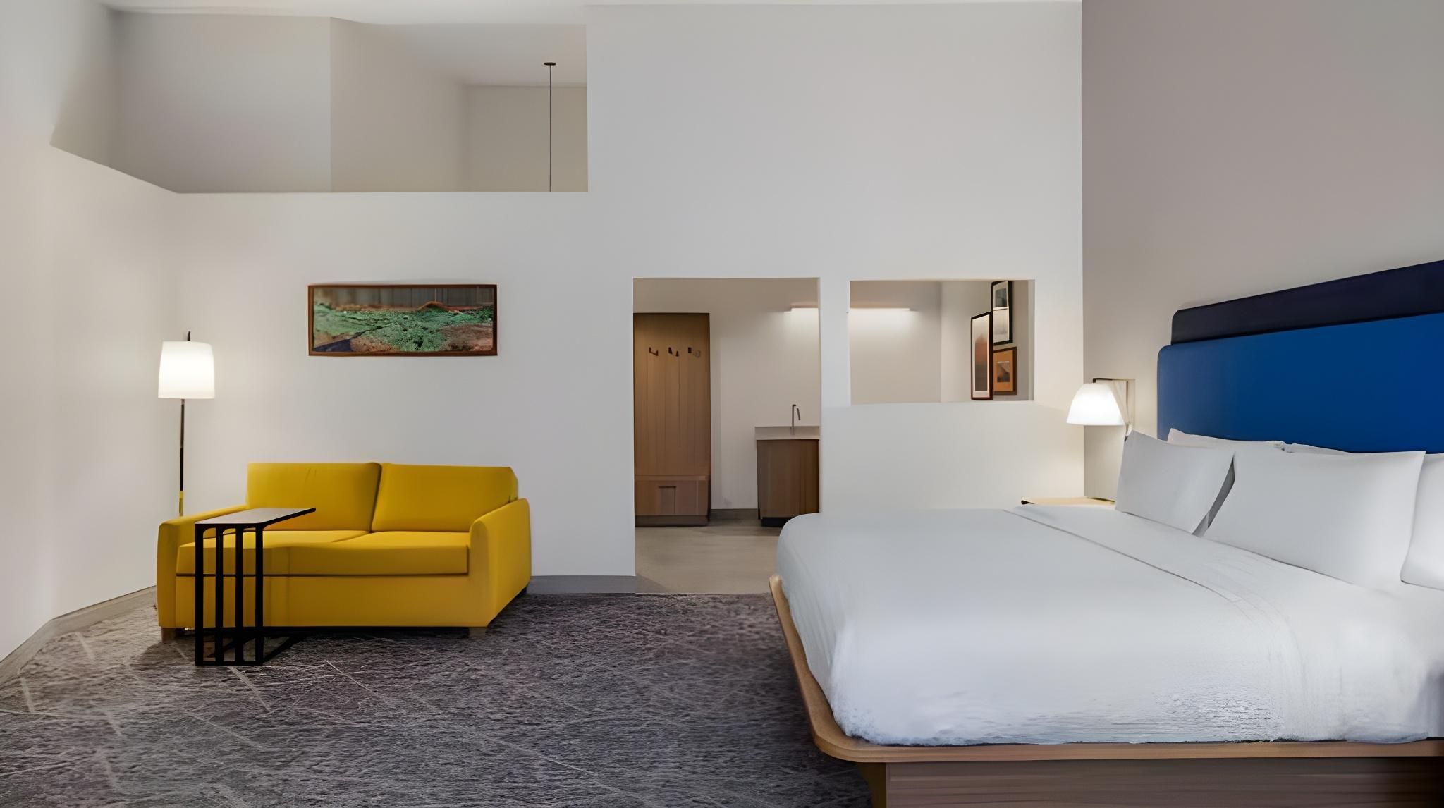 1 King Bed 1 Bedroom Suite W/ Balcony