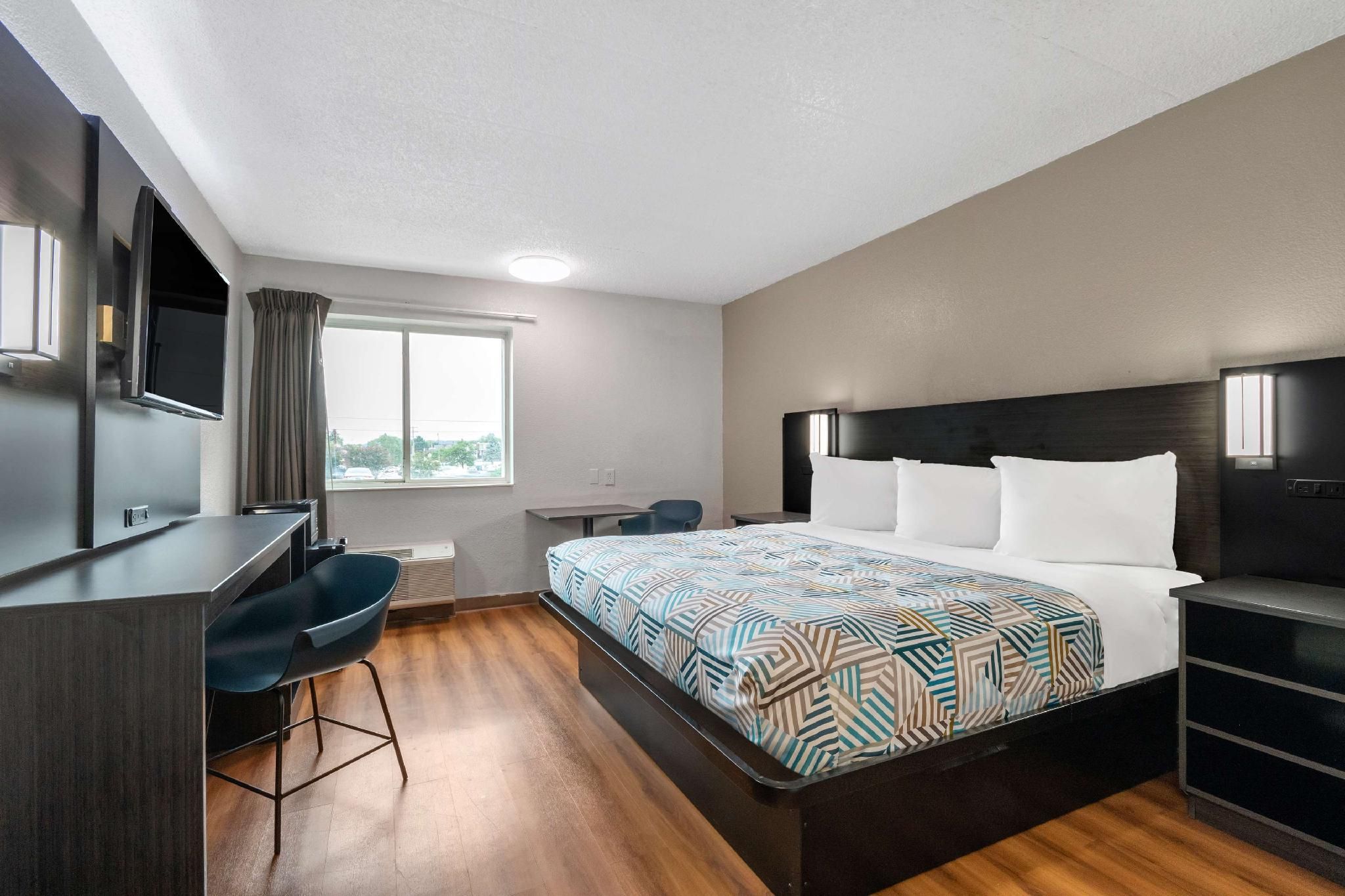 1 Queen Bed |