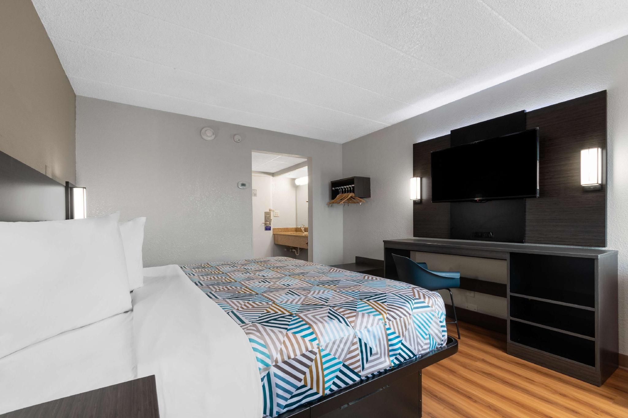 1 King Bed | ADA/RI Shower