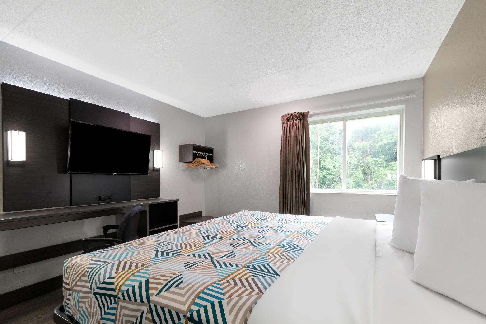 1 King Bed | ADA/RI Shower