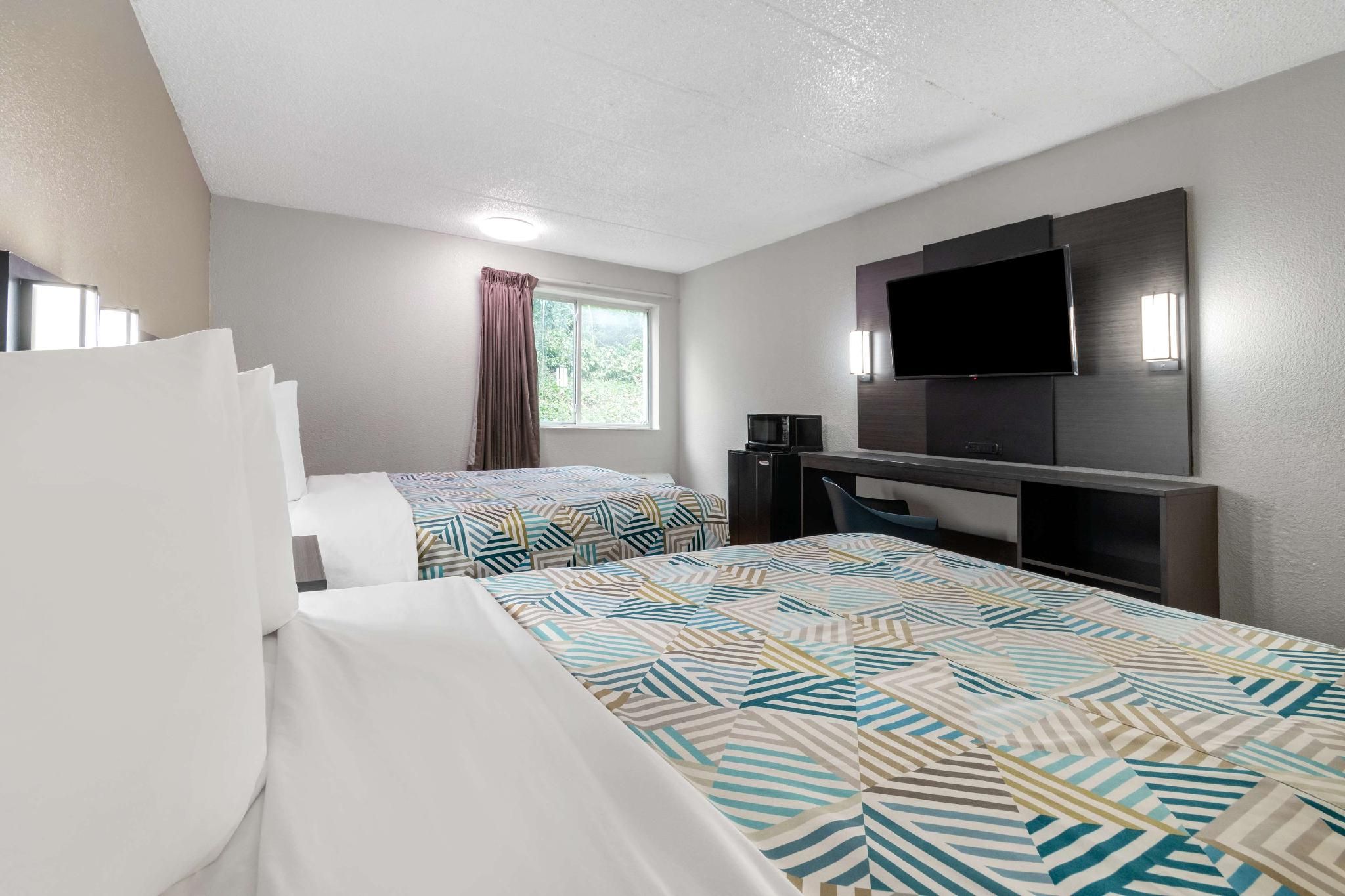 2 Full Beds | Micfridge, Smoking