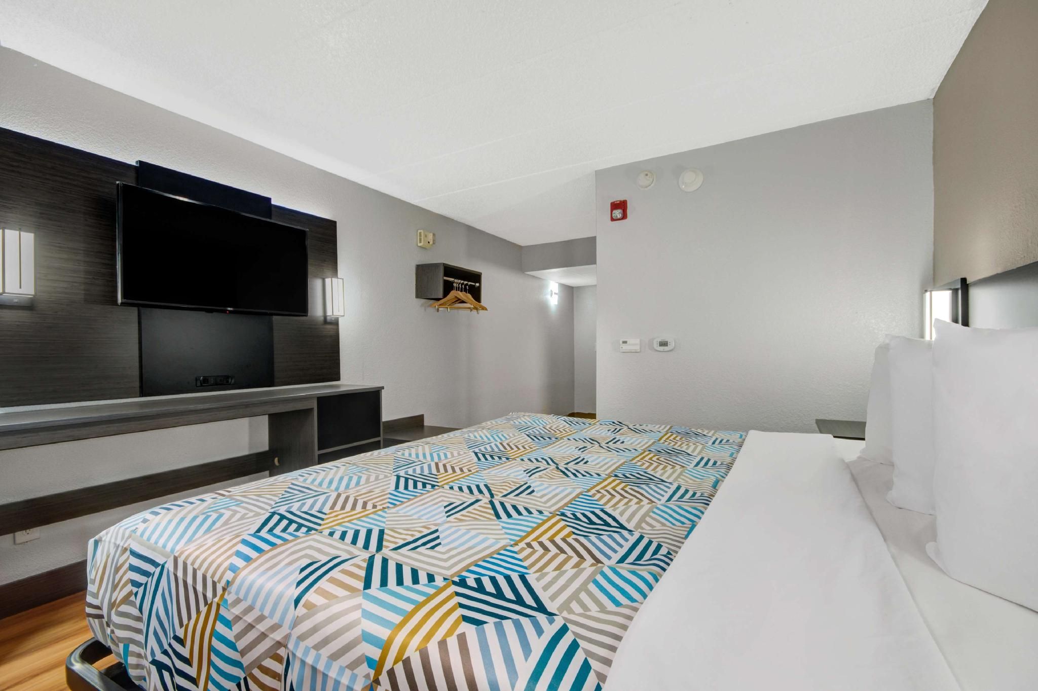 1 Full Bed | ADA/Tub, Smoking