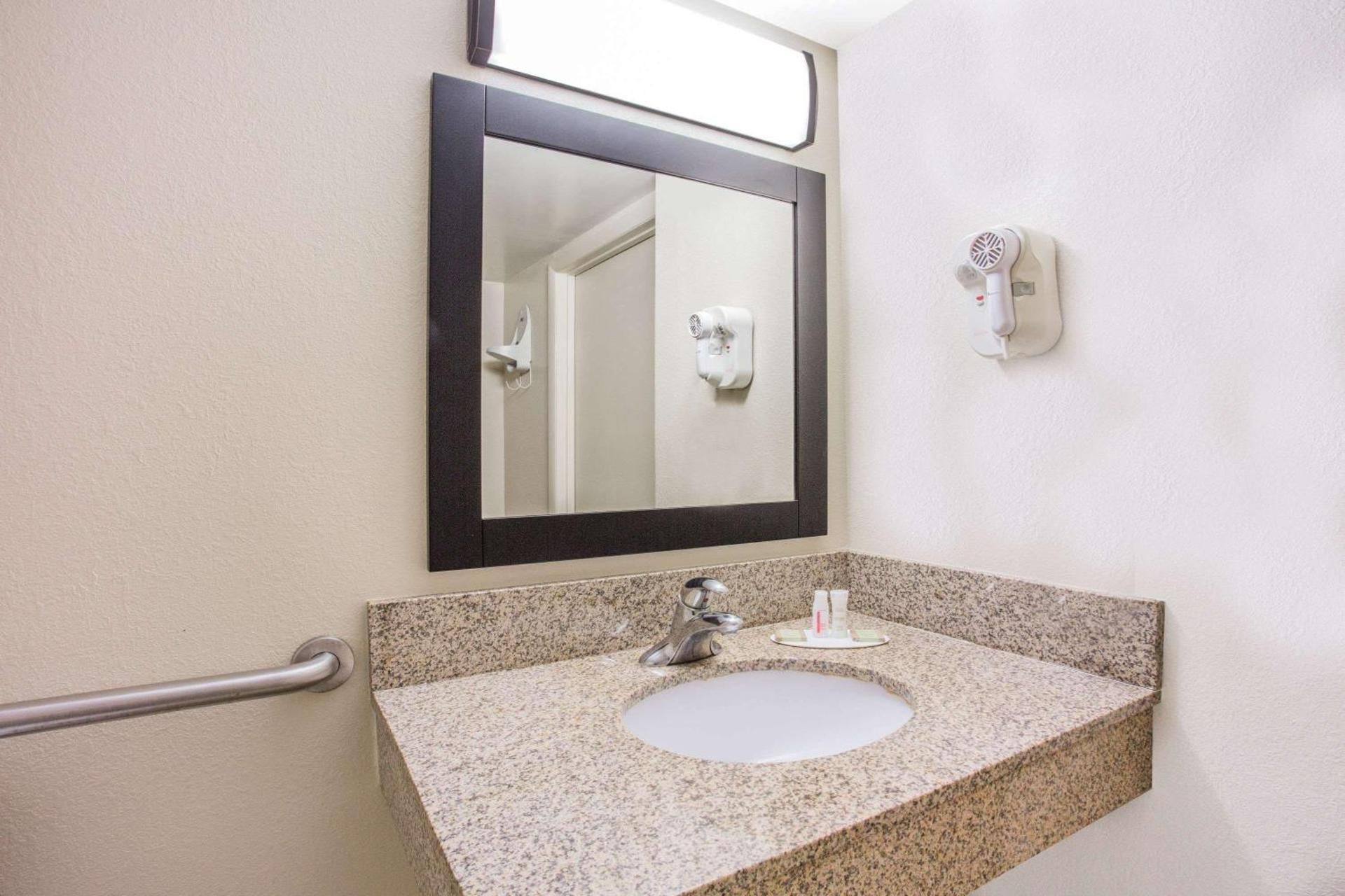 1 King Bed Accessible Room Non-Smoking