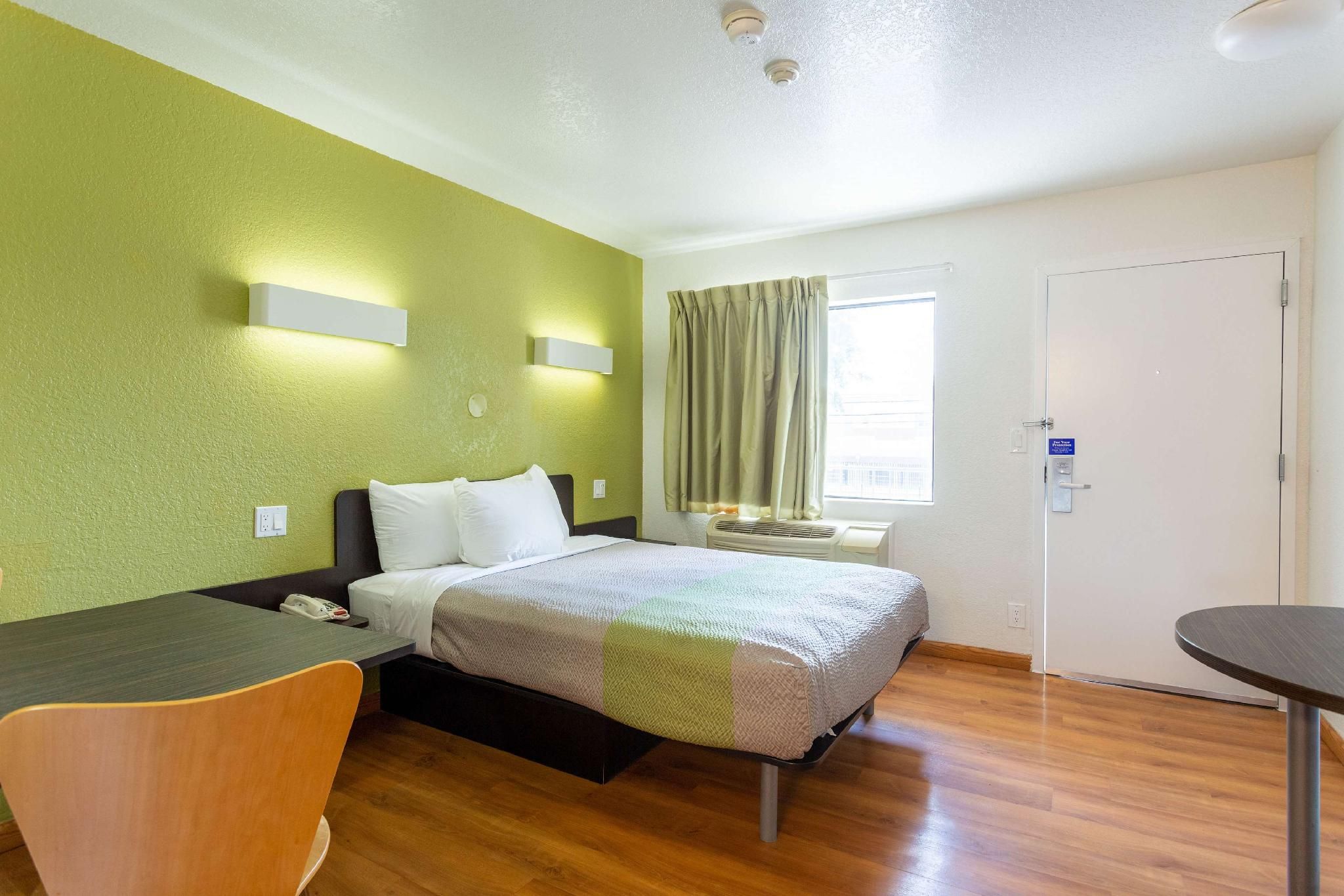 1 Queen Bed | Micfridge, Smoking