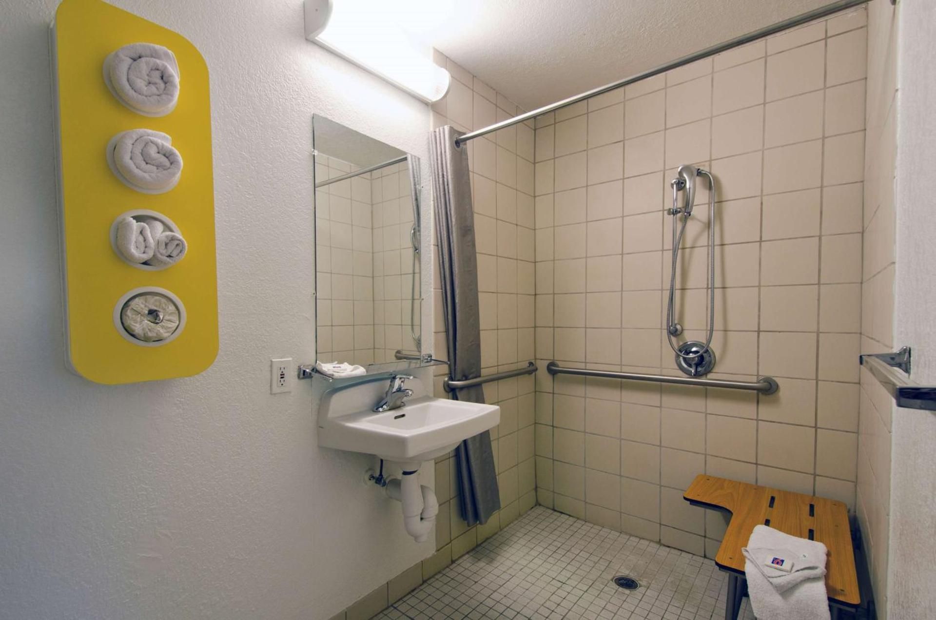 Motel 6 Camp Springs, DC - South Camp Springs Queen Room - Smoking 3