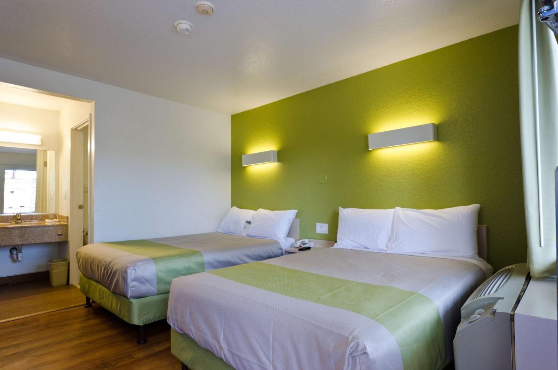 2 Full Beds | Micfridge, Smoking