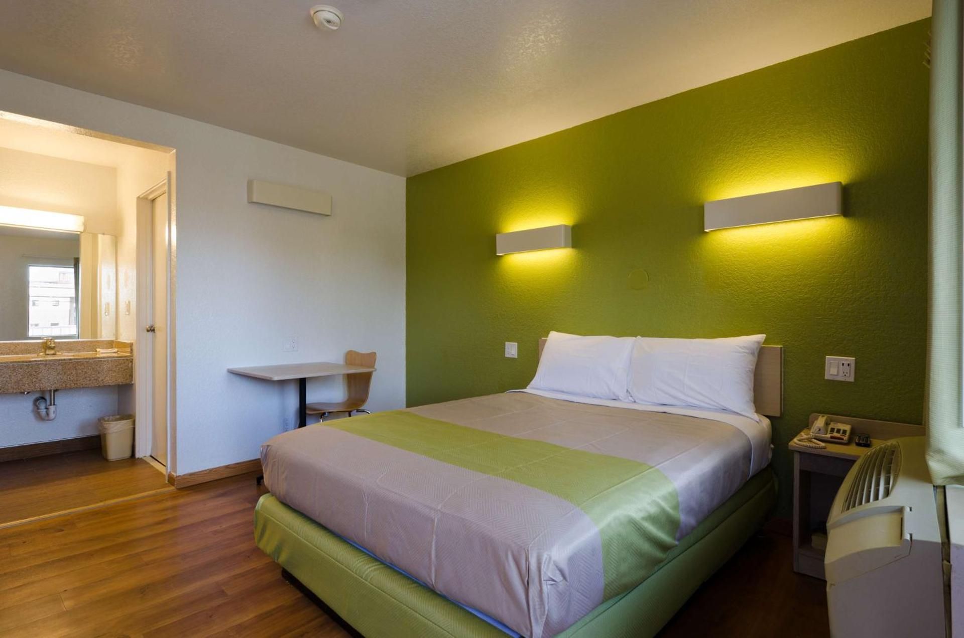 Motel 6 Camp Springs, DC - South Camp Springs Queen Room - Smoking 2