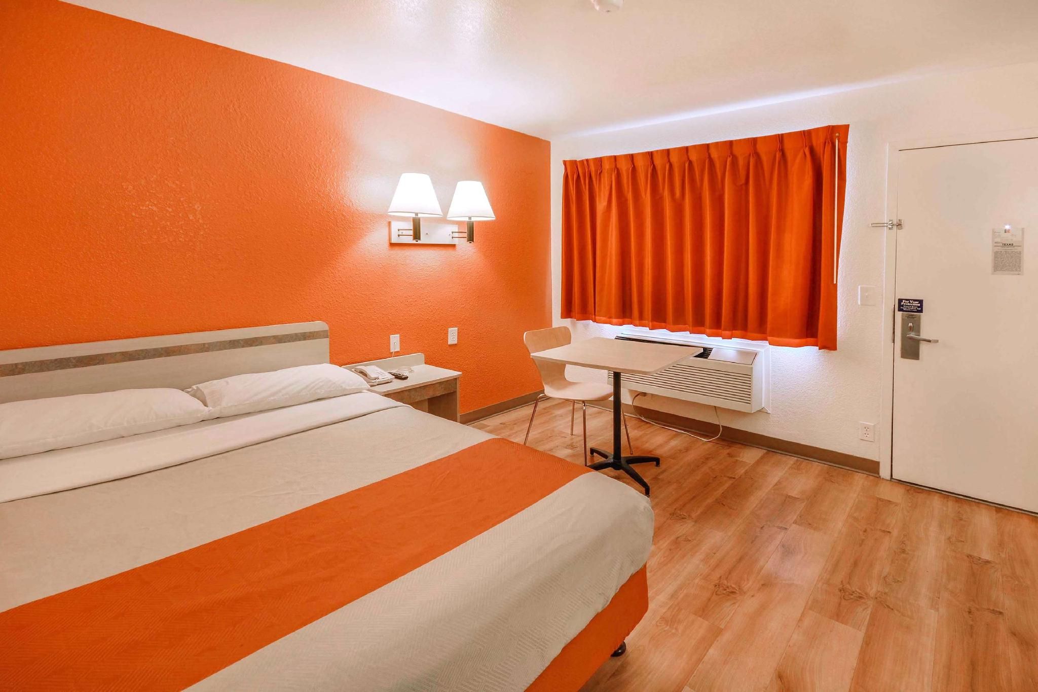 1 Queen Bed | ADA/Tub