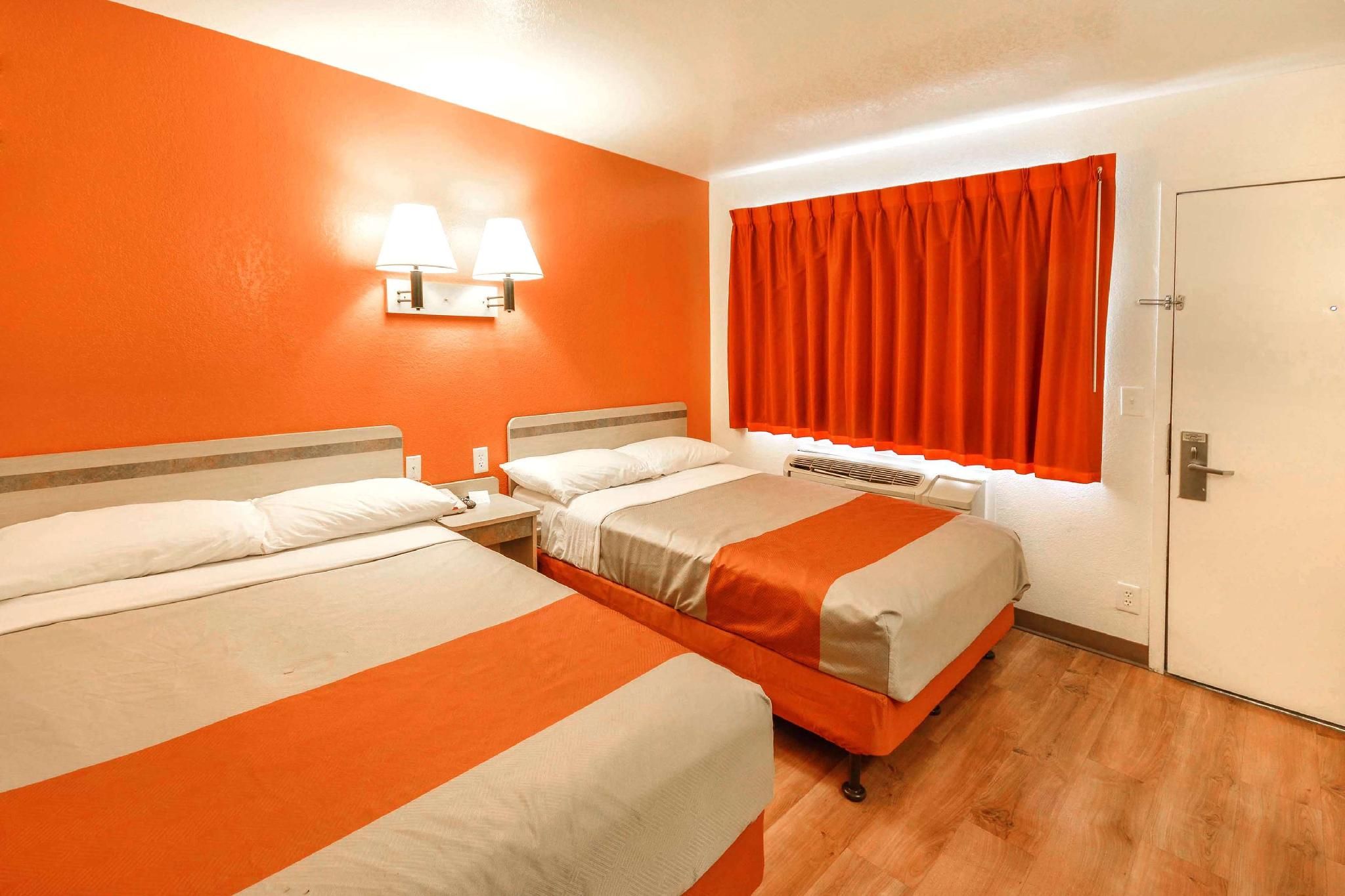 2 Full Beds | Micfridge
