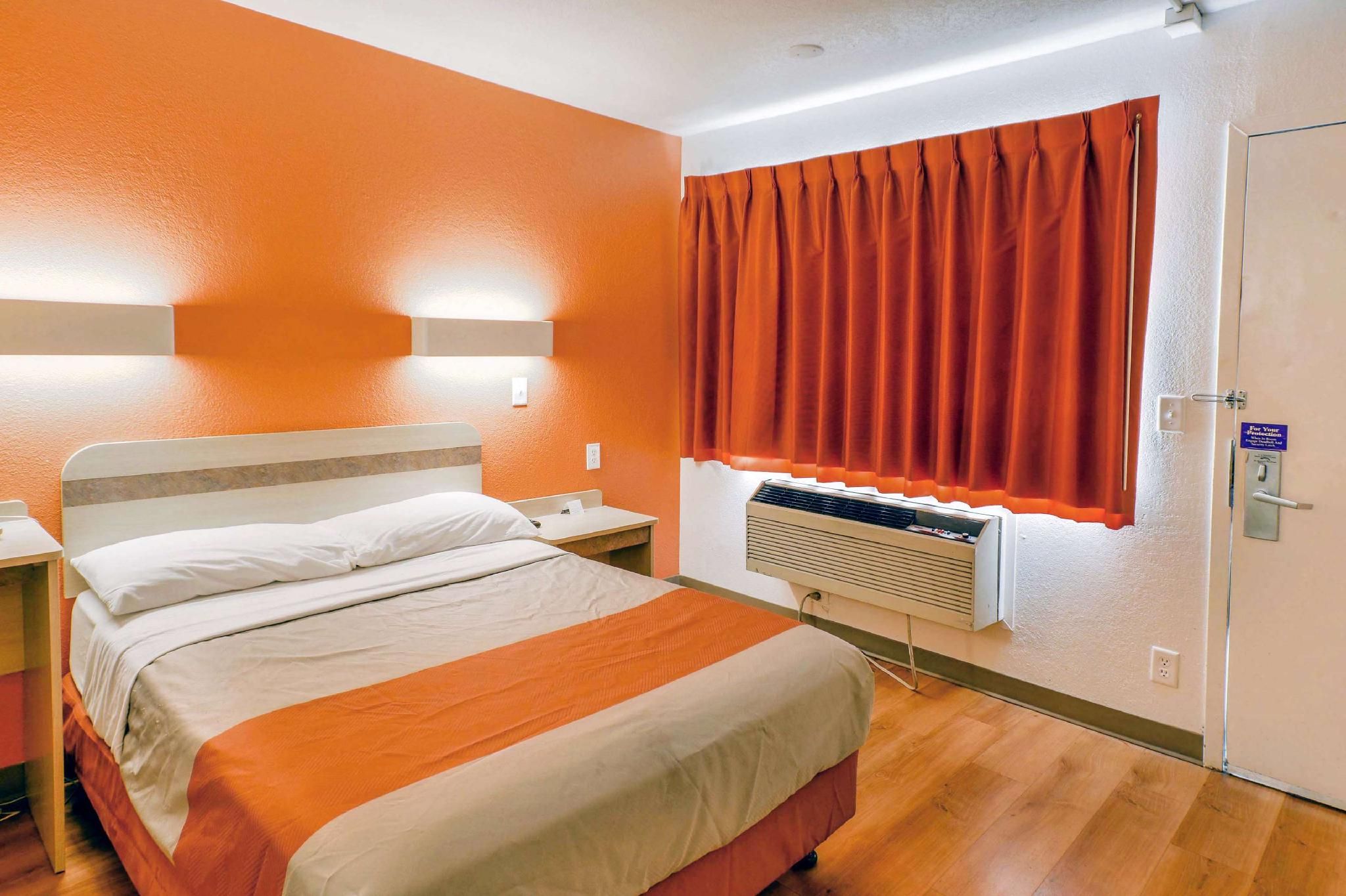 1 Queen Bed | Micfridge