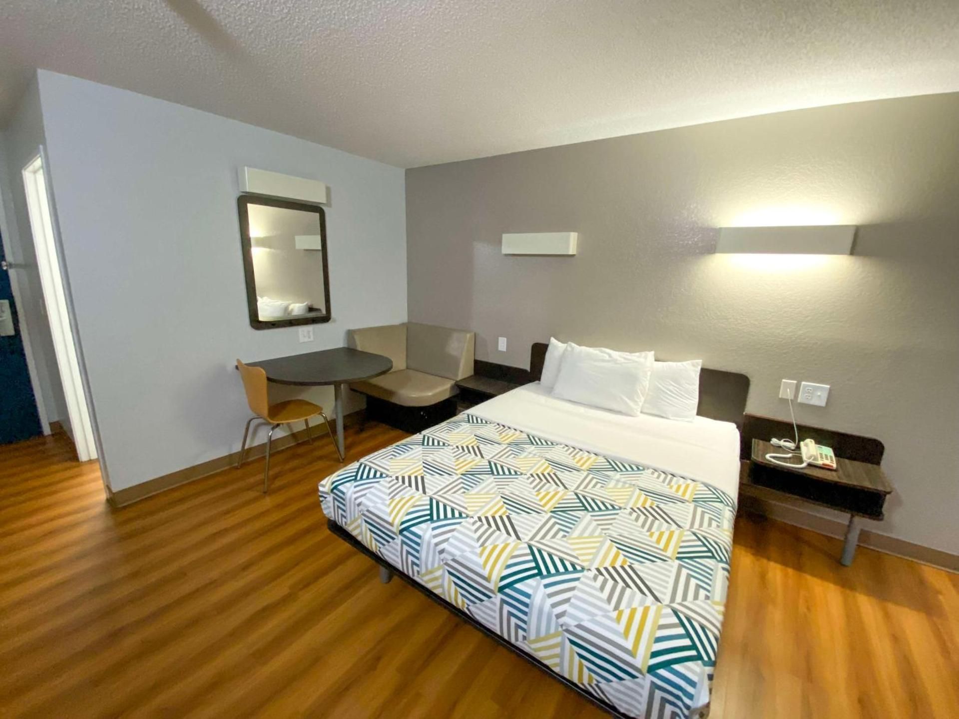Queen Room - Disability Access - Non-Smoking