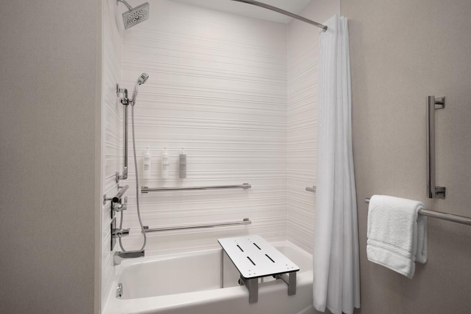 Queen Studio with Bath Tub - Mobility and Hearing Access