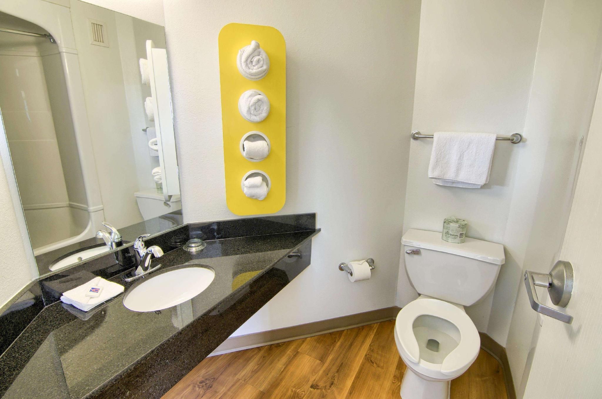 1 Queen Bed - ADA, RI Shower, Nsmk, Kitchen