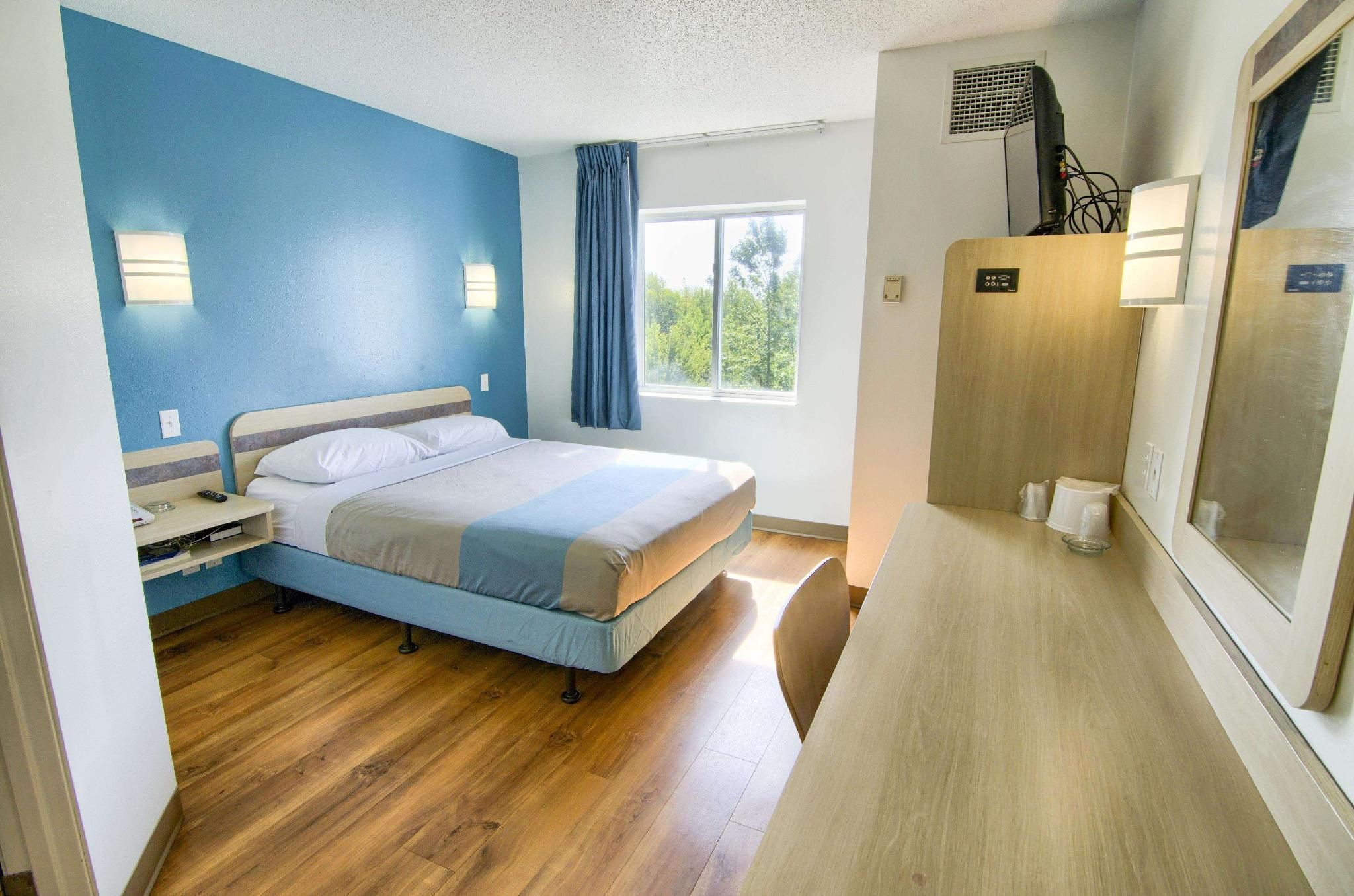1 Full Bed | ADA/Tub/Mini Fridge