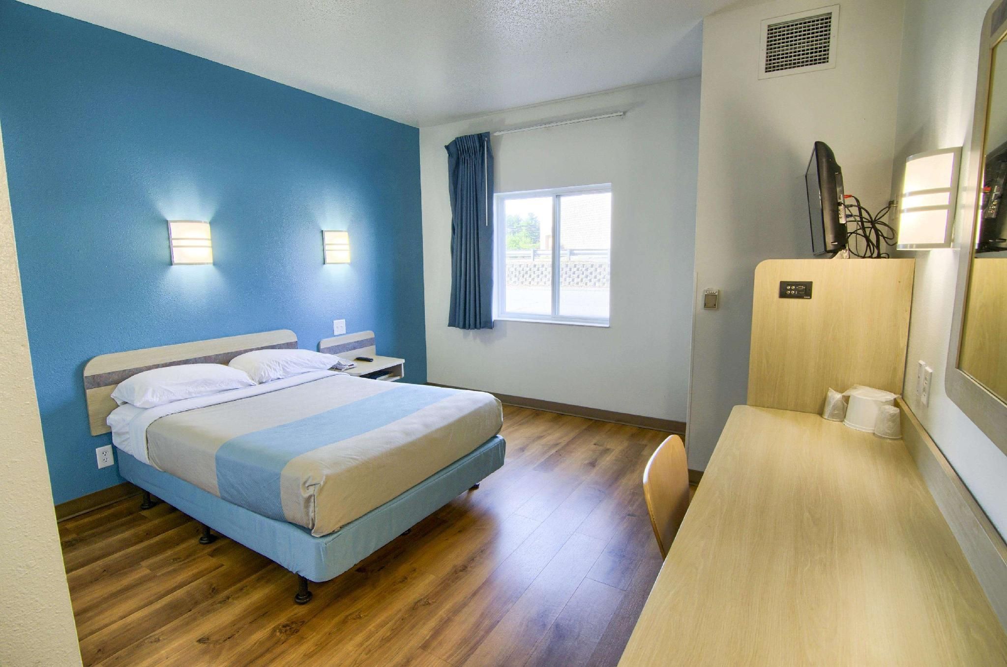1 Queen Bed - ADA, RI Shower, Nsmk, Kitchen