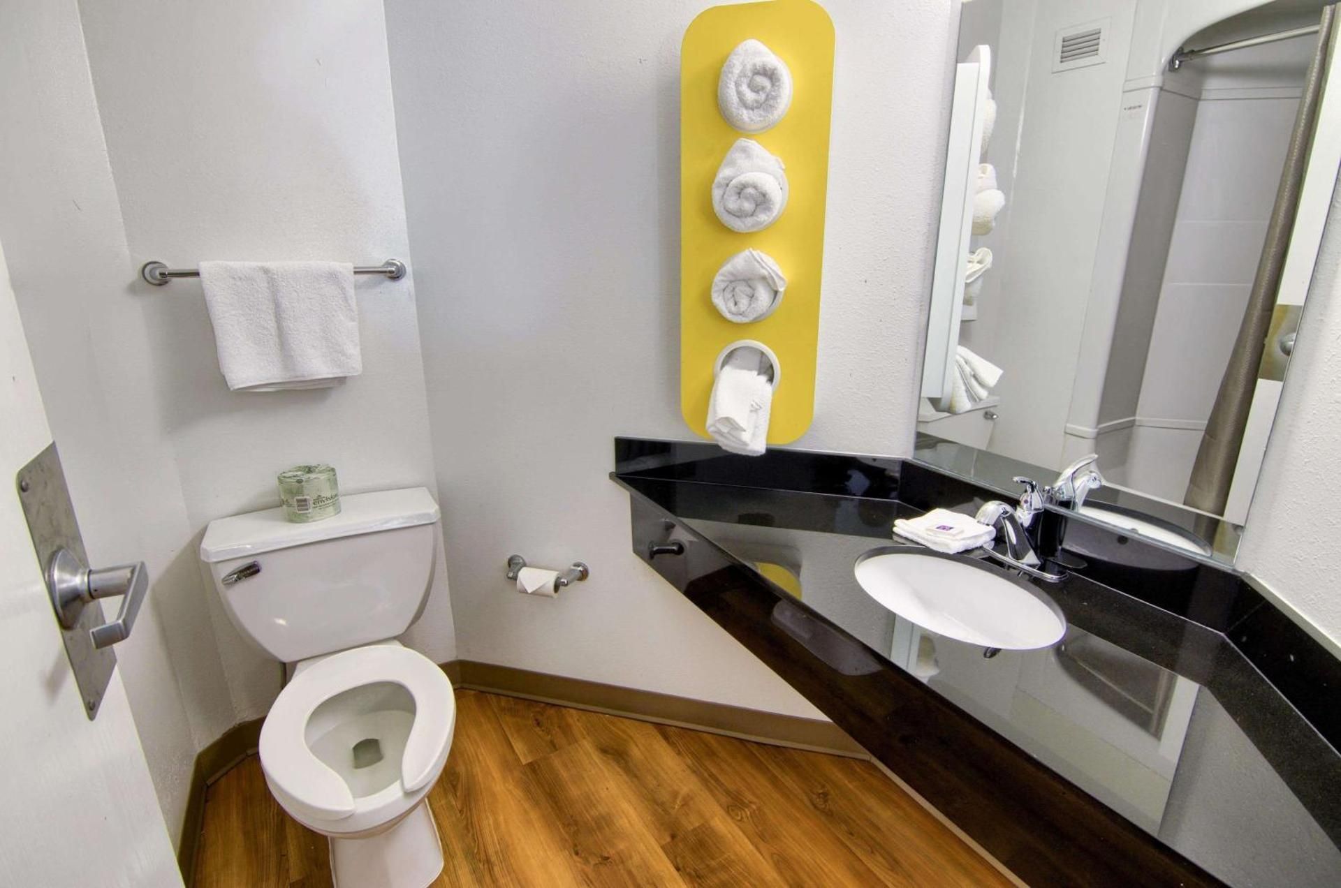 Deluxe Queen Suite