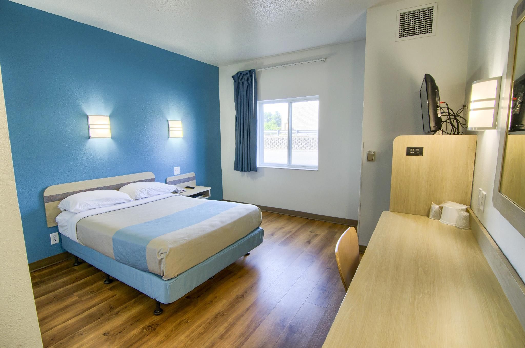 1 Queen Bed |