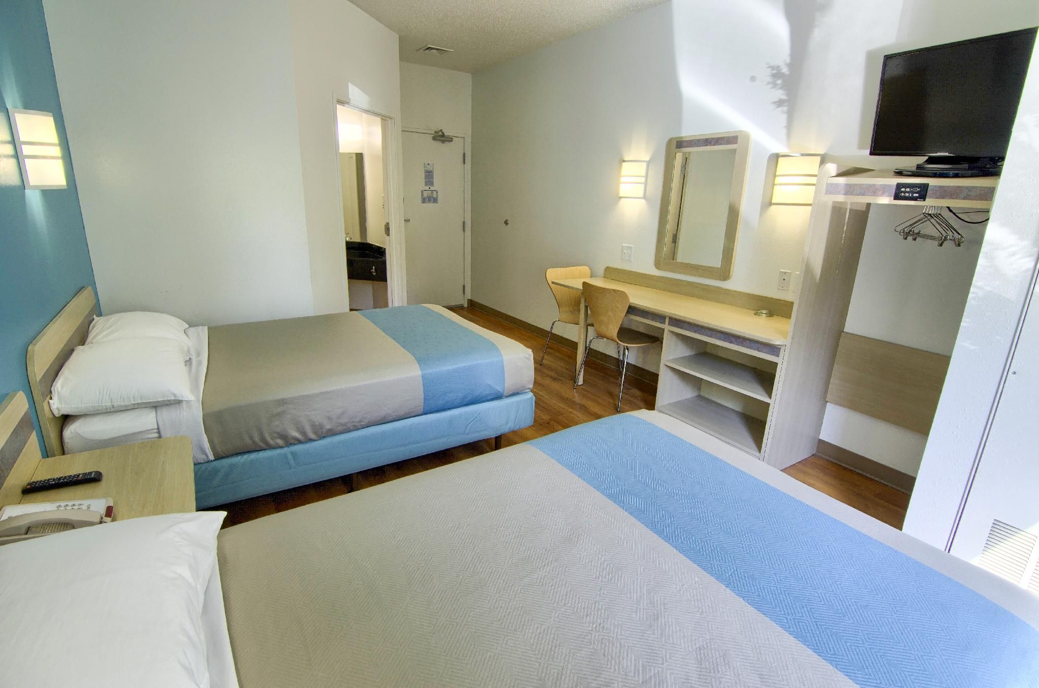 2 Full Beds |