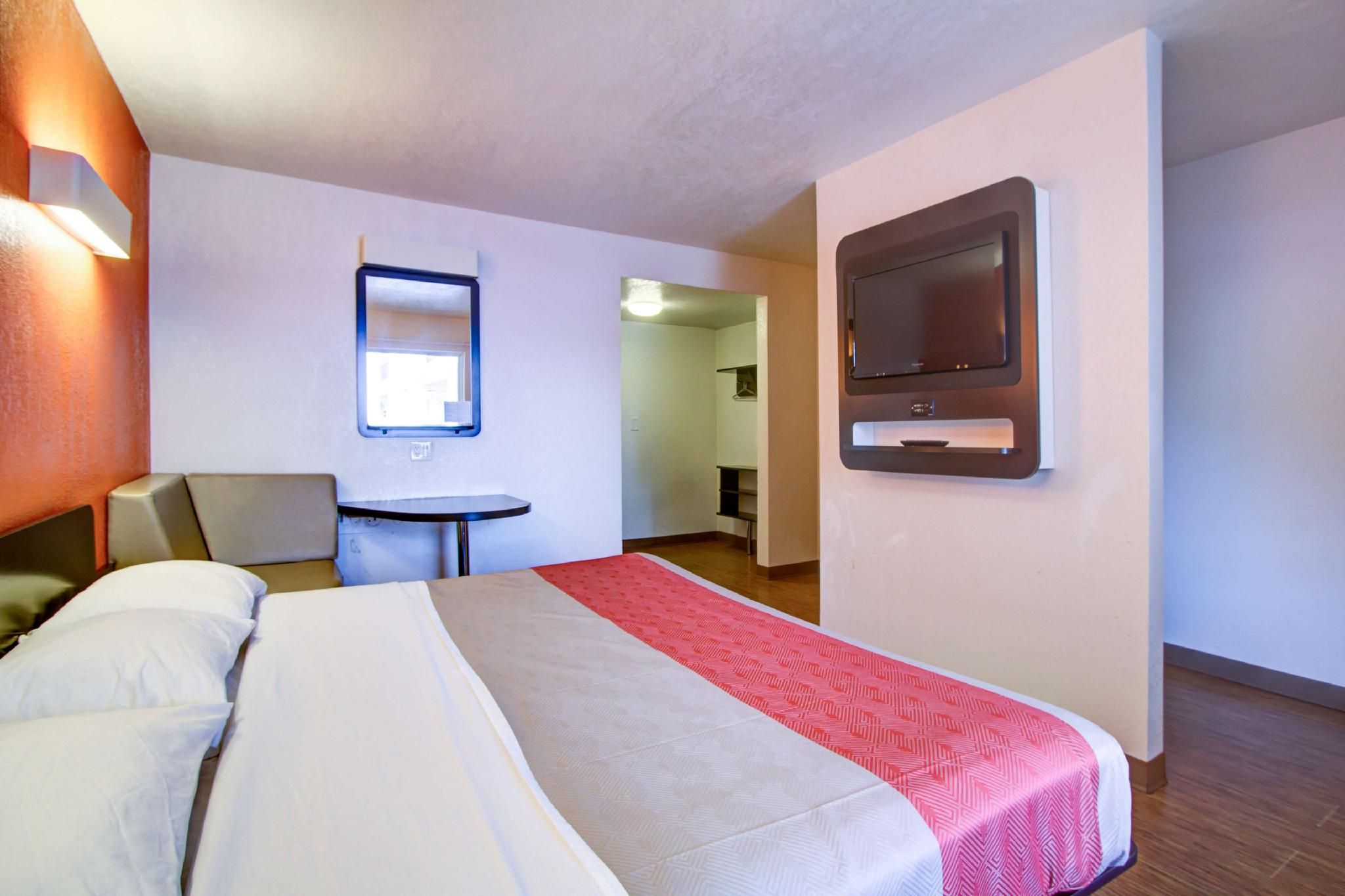1 King Bed | Non-Smoking