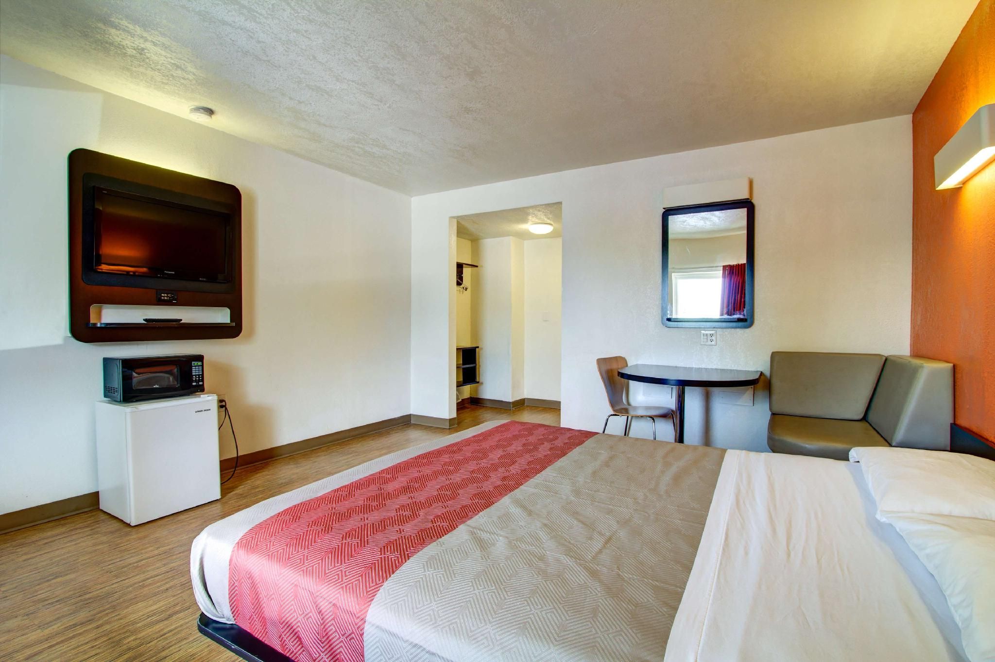 1 King Bed | Non-Smoking