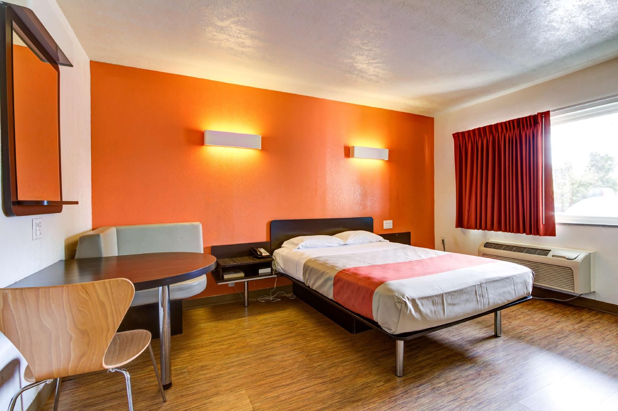 1 KING BED | ACCESSIBLE, NON-SMOKING