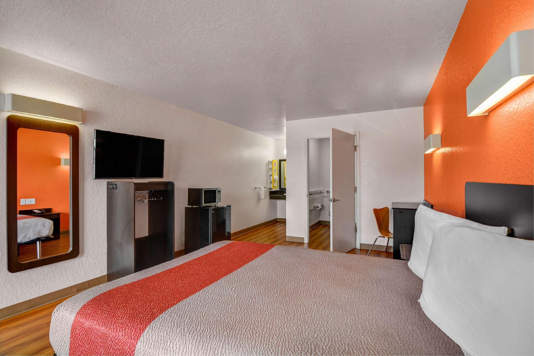 Motel 6 Moultrie, GA 1 Queen Bed | Mobil Access Tub Nsmk Micfridg