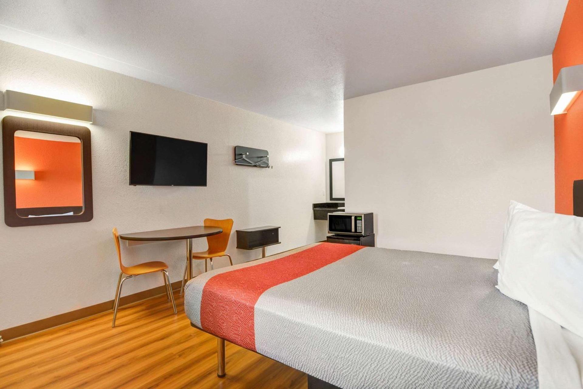 Motel 6 Moultrie, GA Queen Room - Non-Smoking 2