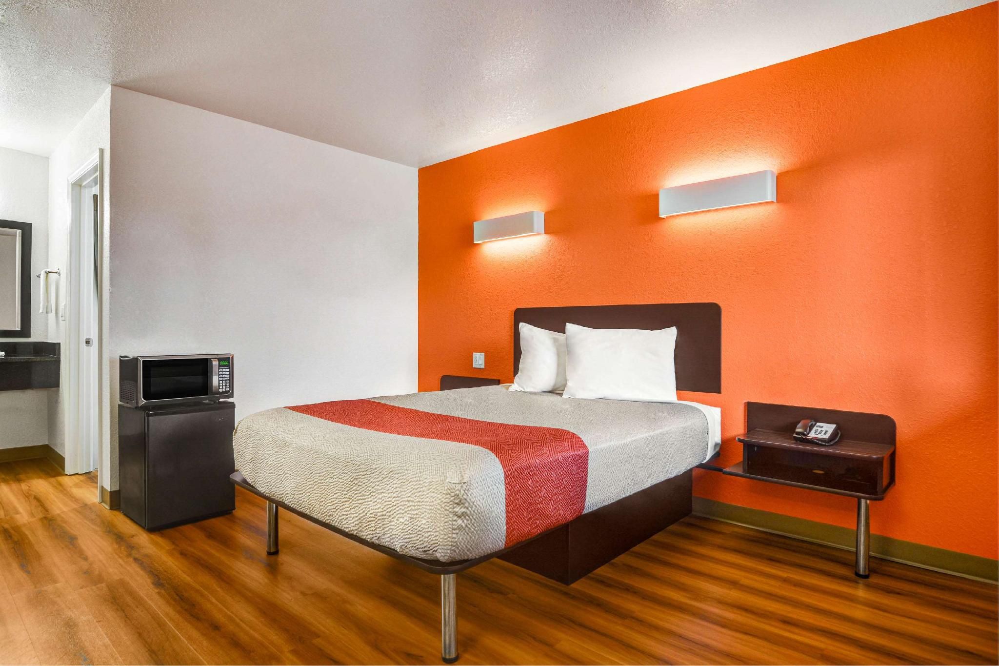 1 Queen Bed | Non-Smoking, Micfridge