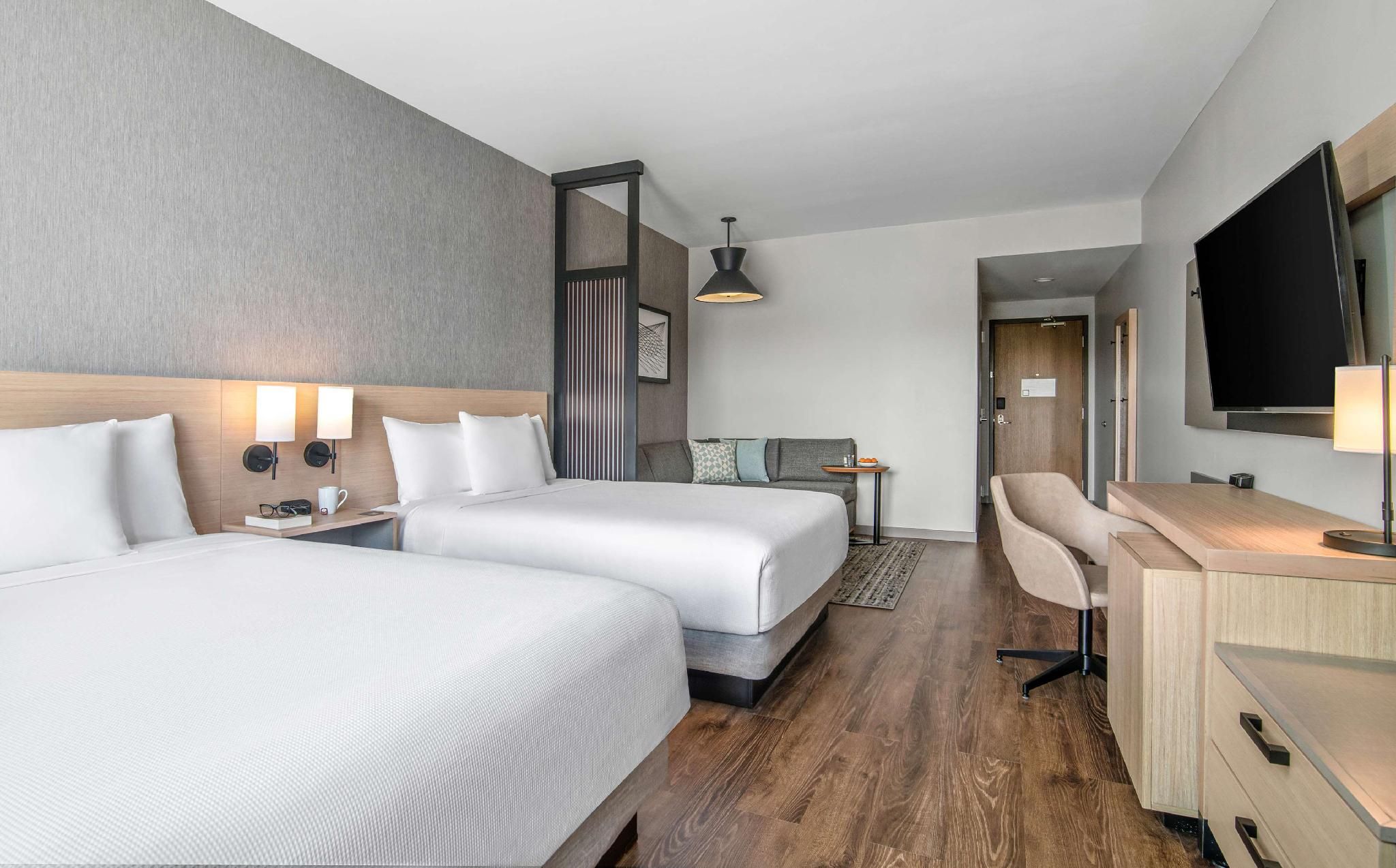 Accessible Two Queen Beds Roll-in Shower (Plus Sofa Bed)