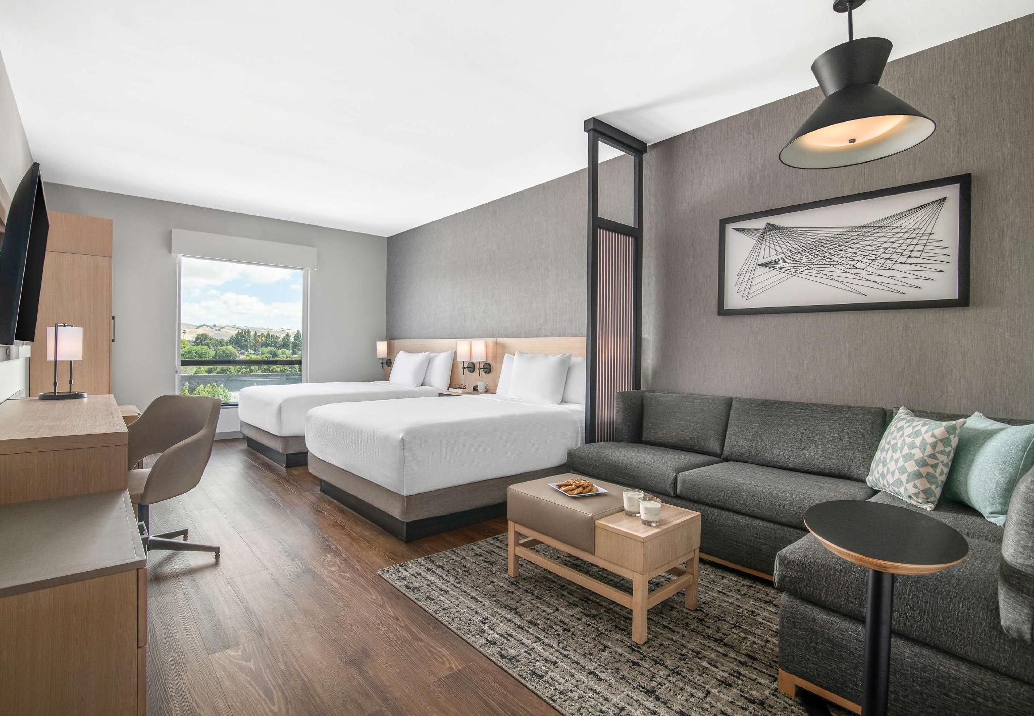 High Floor Two Queen Beds (Plus Sofa Bed)