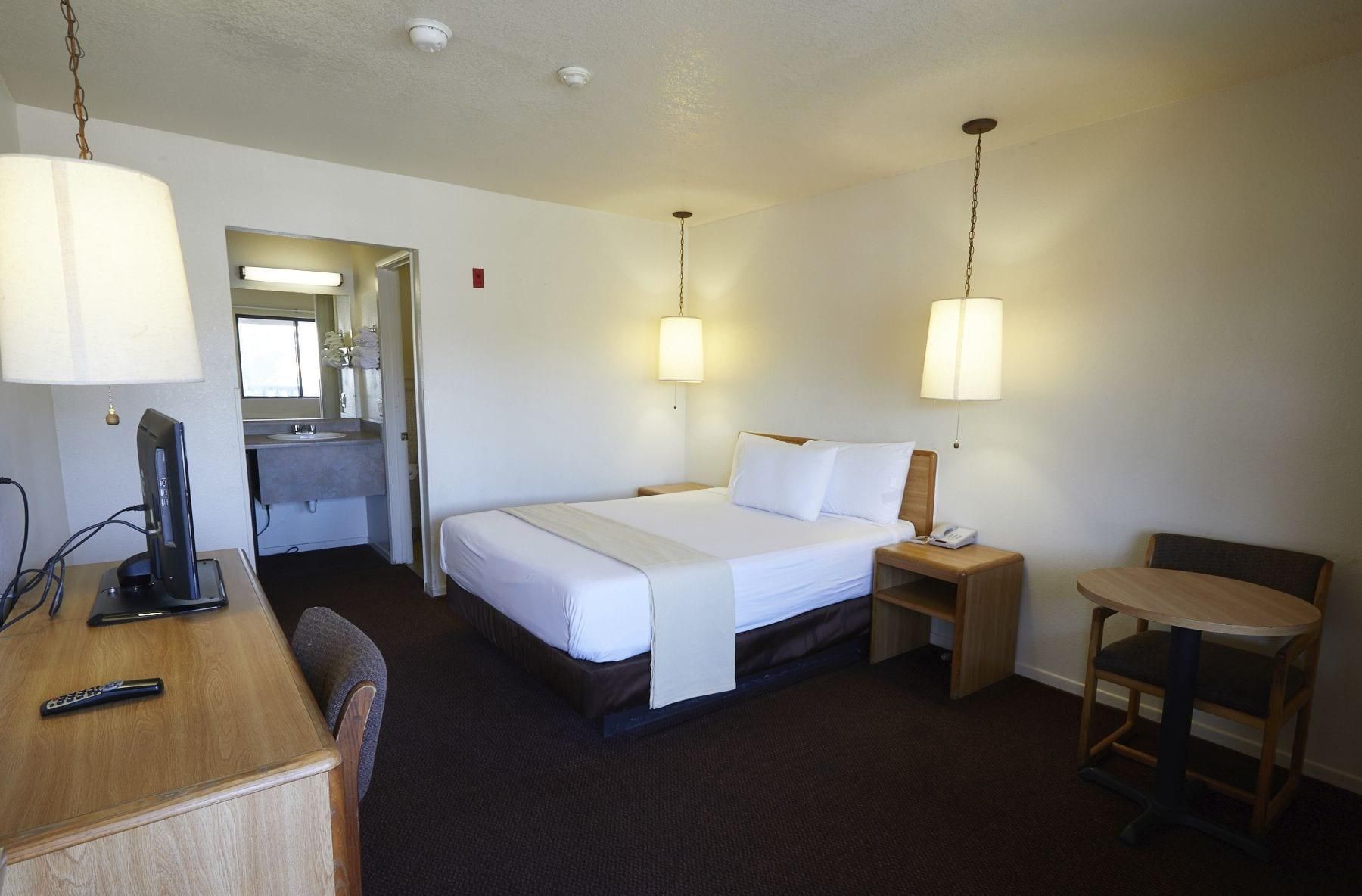 Accessible - 1 Queen Bed, Smoking