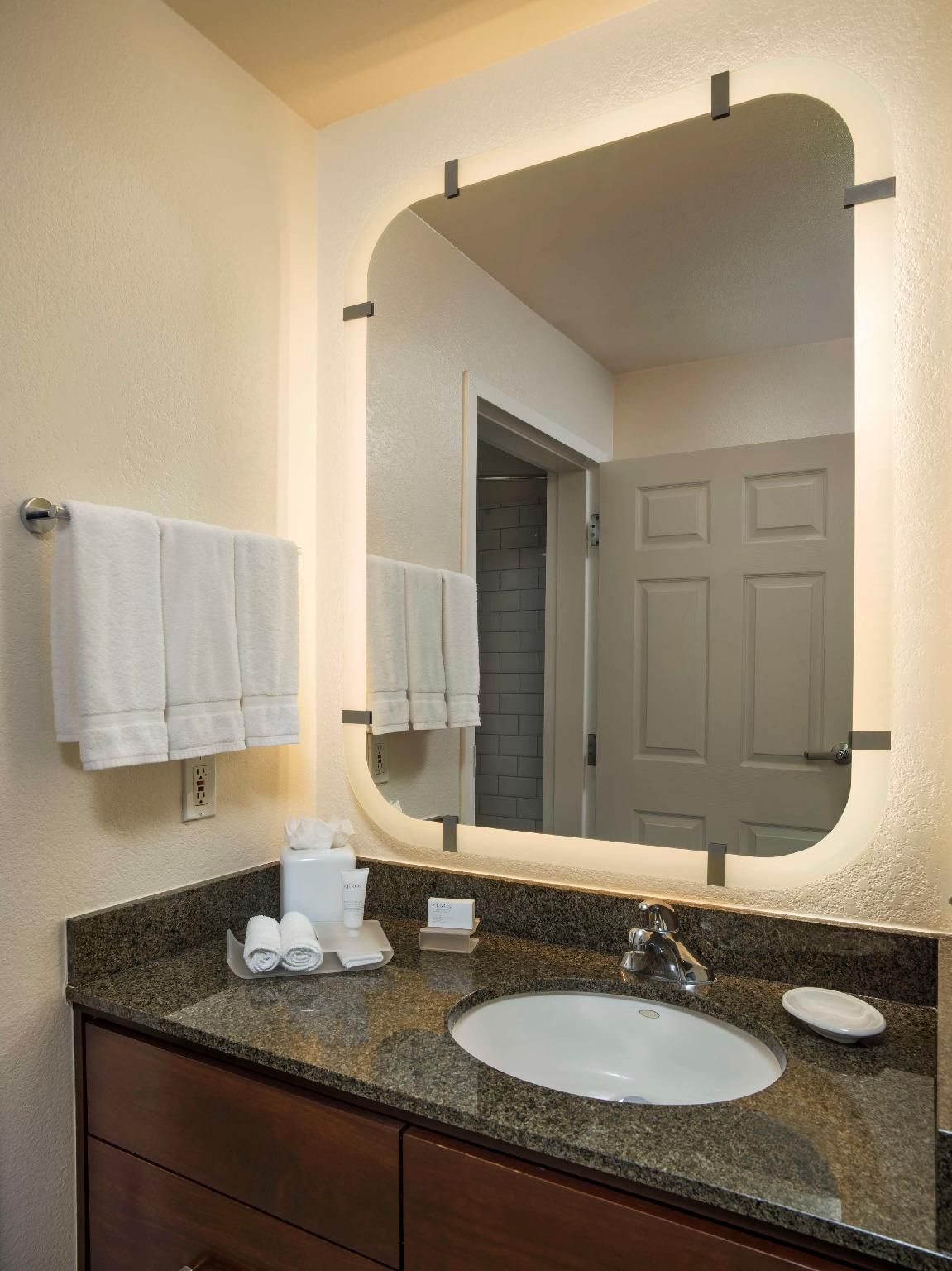 1 Qn Mobility/Hearing Access Ri Shw Studio Nsm