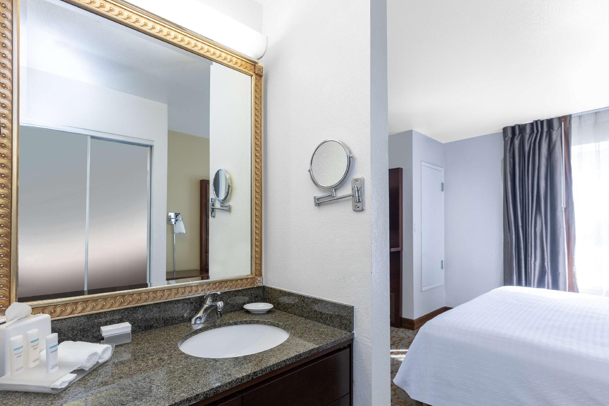 1 KING BED STUDIO SUITE NONSMOKING