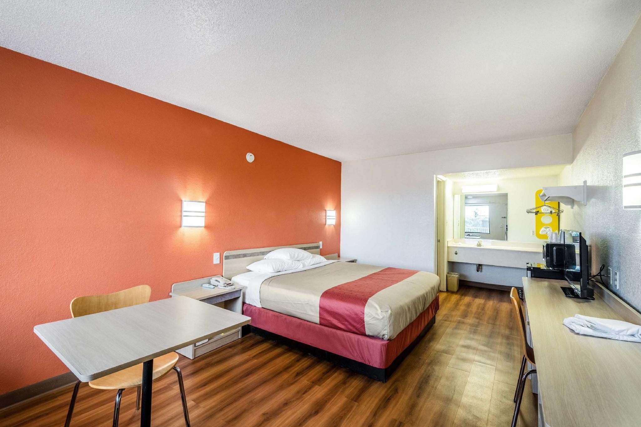 1 King Bed | Non-Smoking