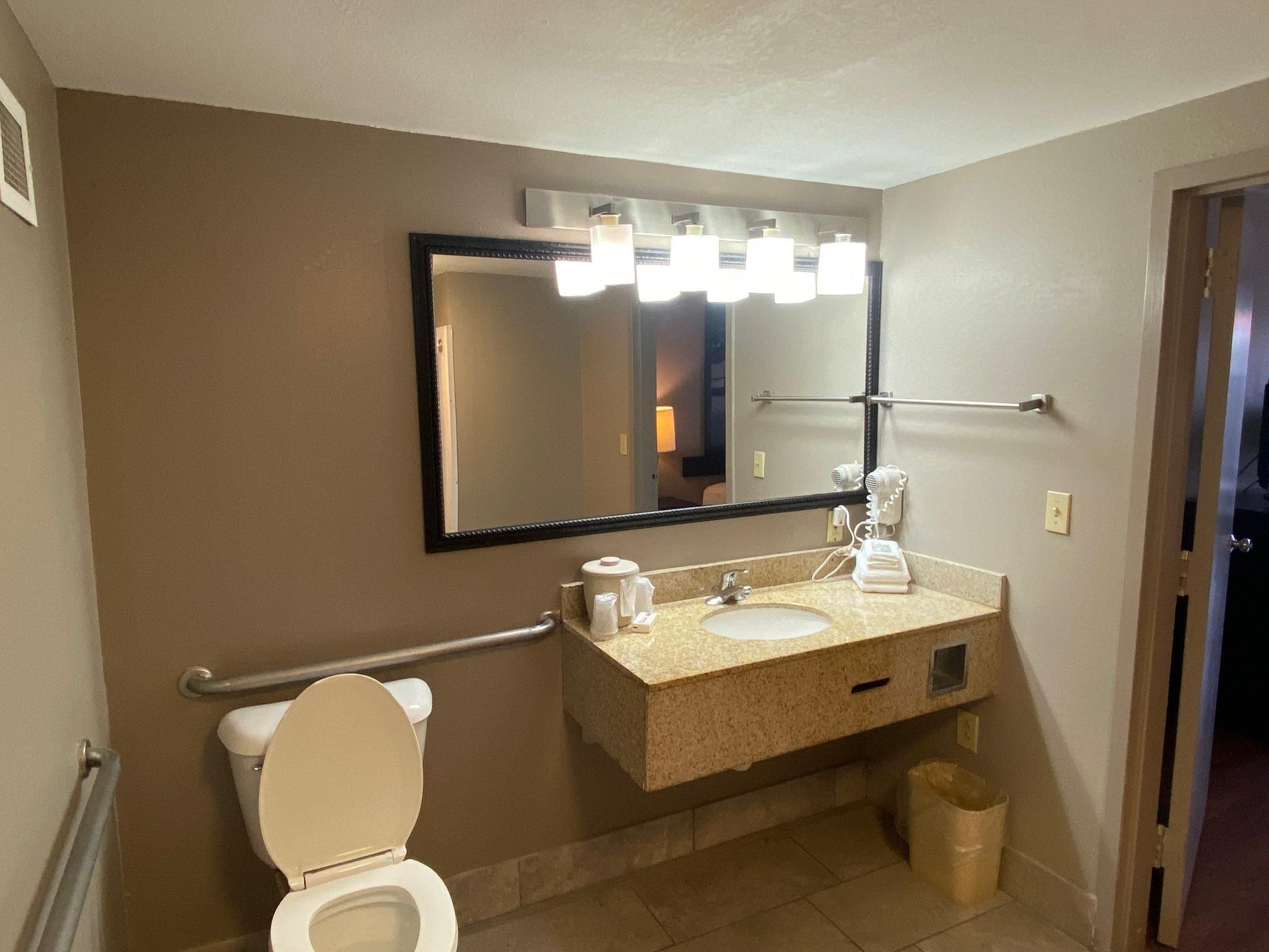 Red Roof Inn Savannah North I-95 - Port Wentworth ADA Accessible Deluxe King with Roll-in Shower Non-Smoking 2