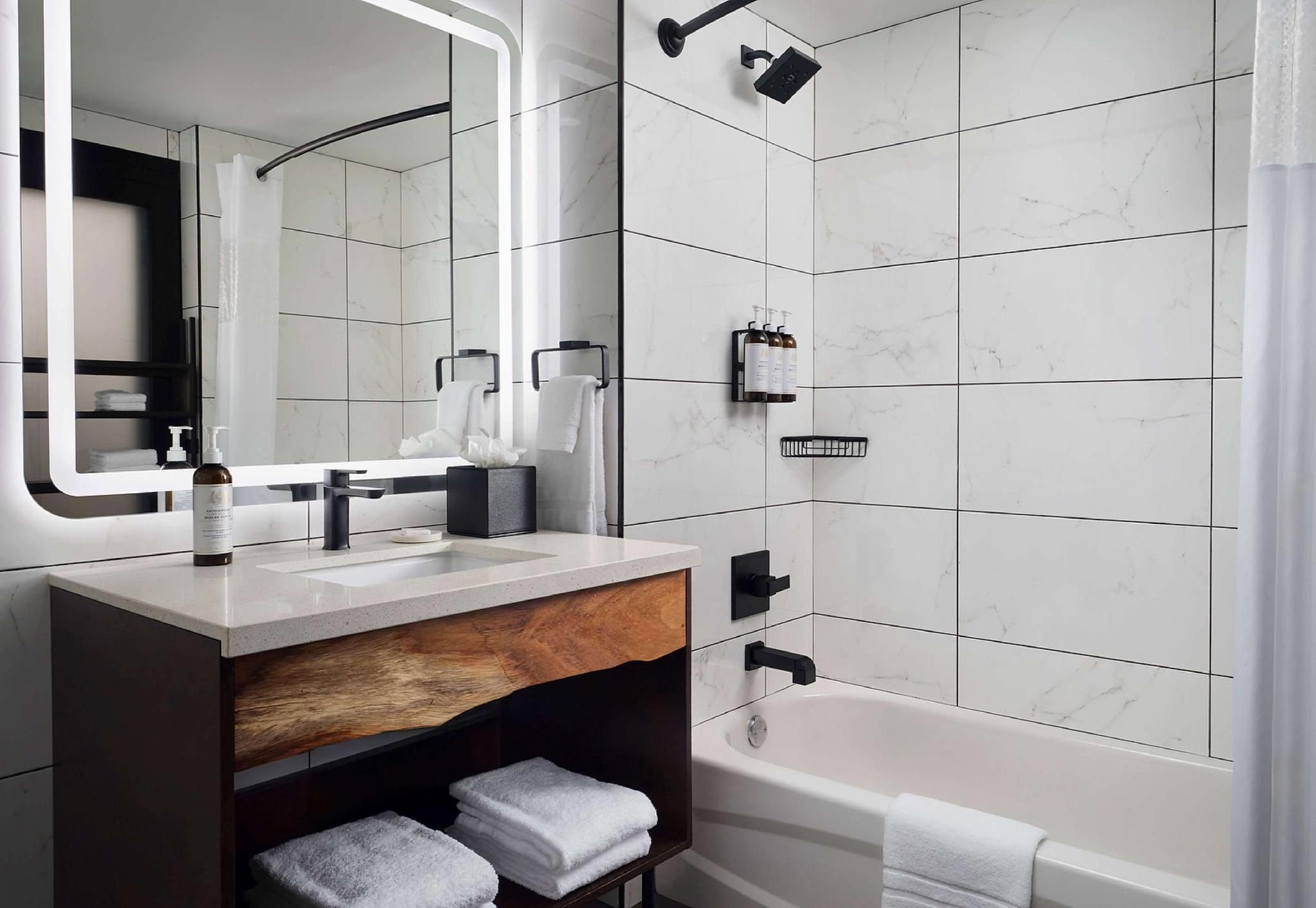 Sanctity Hotel Rancho Cucamonga, Tapestry Collection by Hilton 2 QUEEN BEDS WITH MOUNTAIN VIEW 2